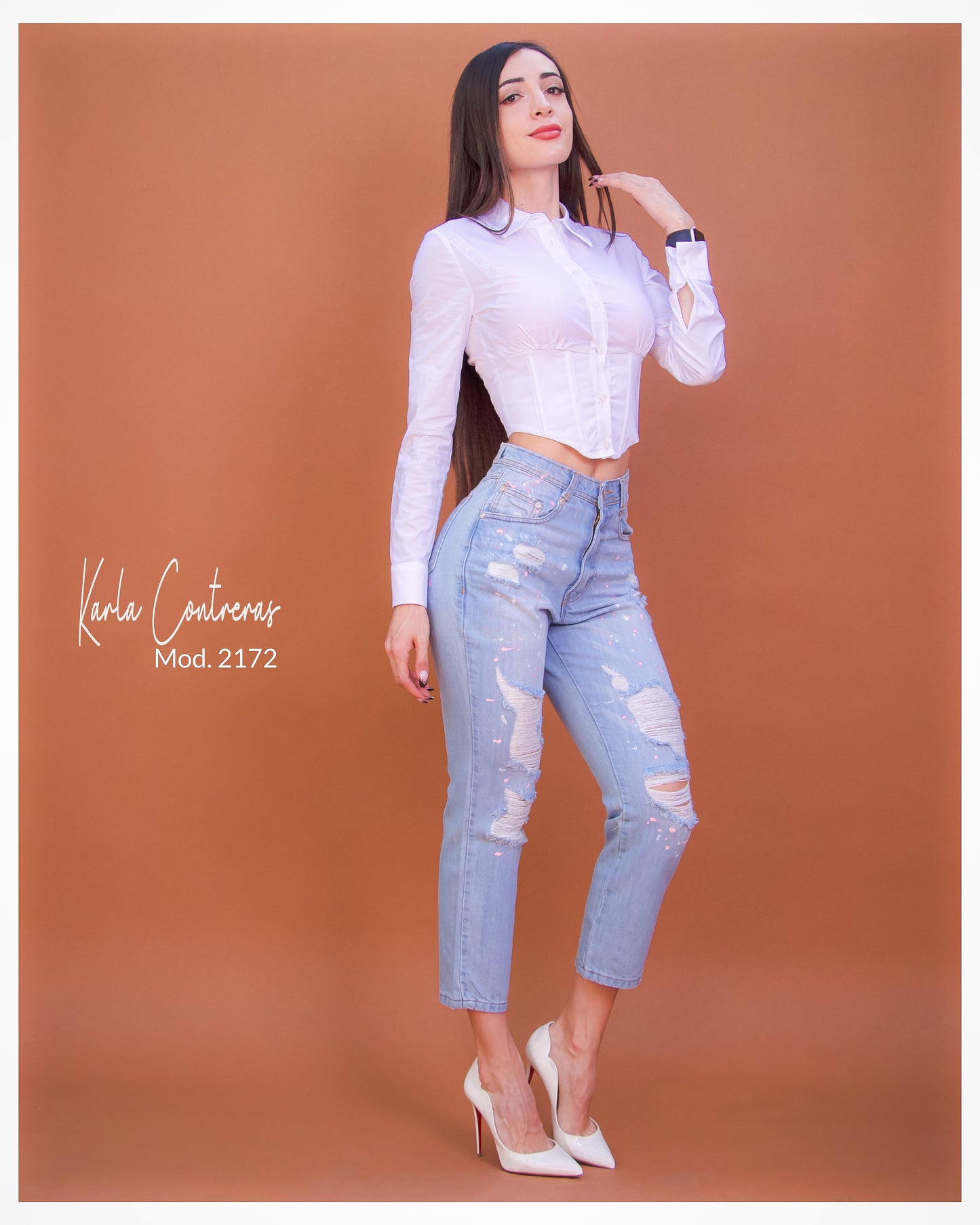 Jeans momfit, basico con pizcas rosas y blancas.