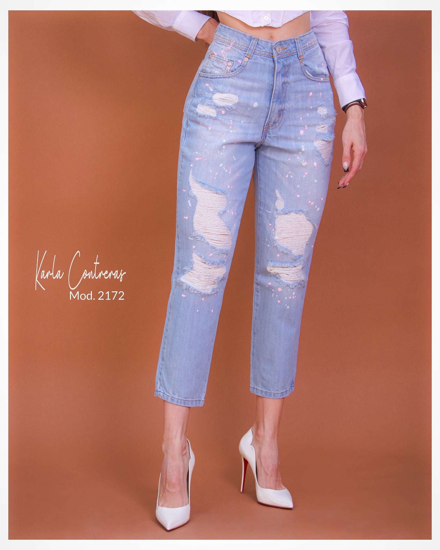Jeans momfit, basico con pizcas rosas y blancas.