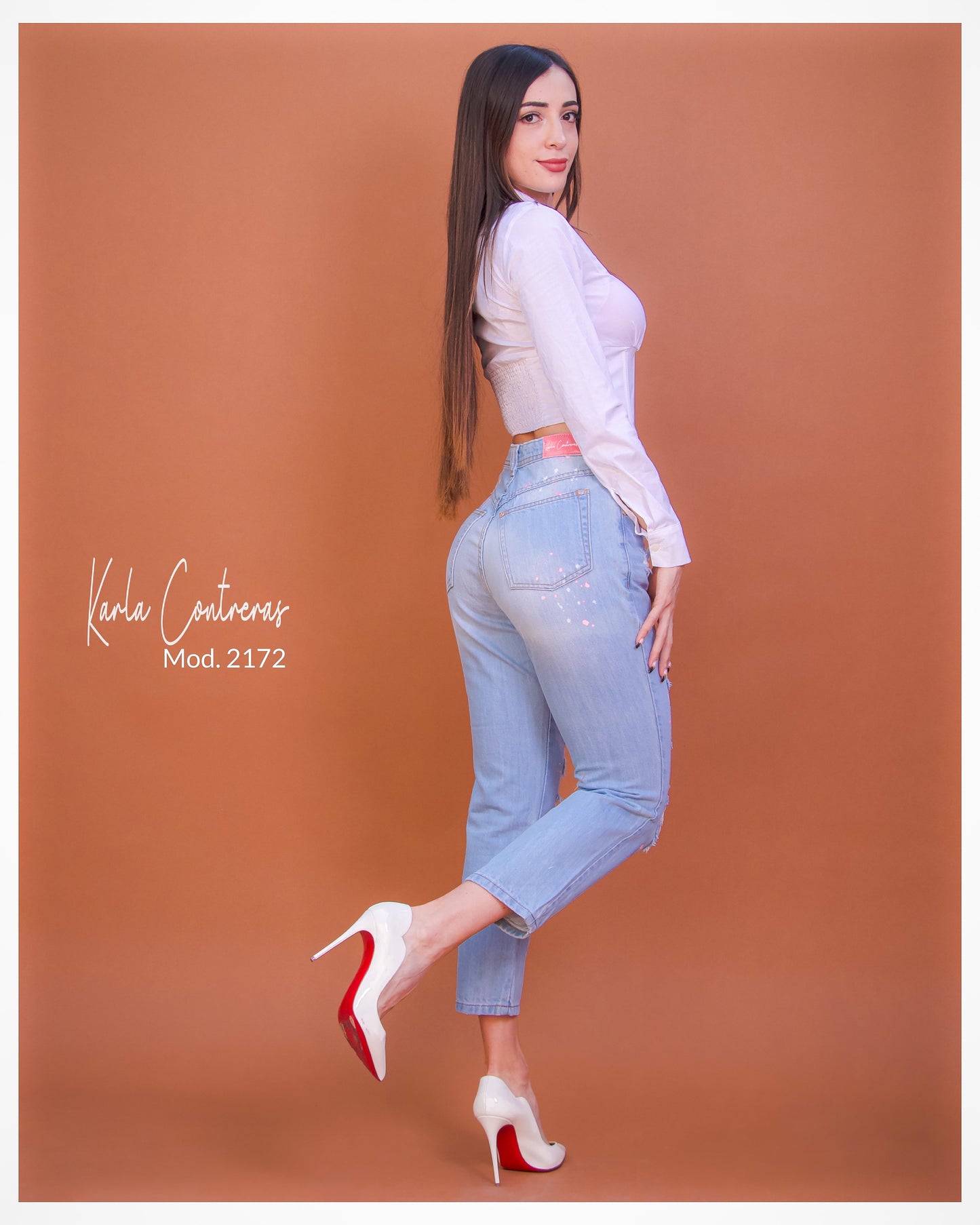 Jeans momfit, basico con pizcas rosas y blancas.
