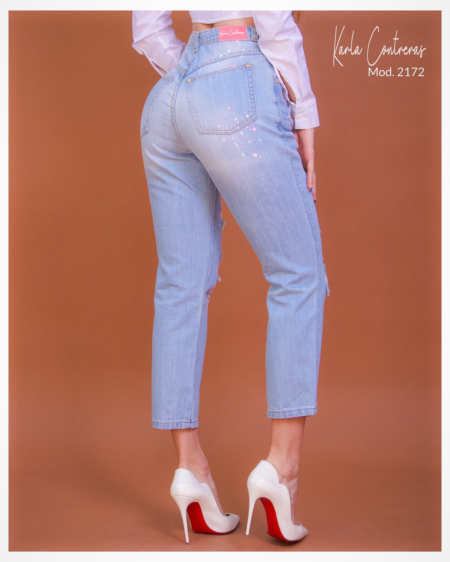 Jeans momfit, basico con pizcas rosas y blancas.