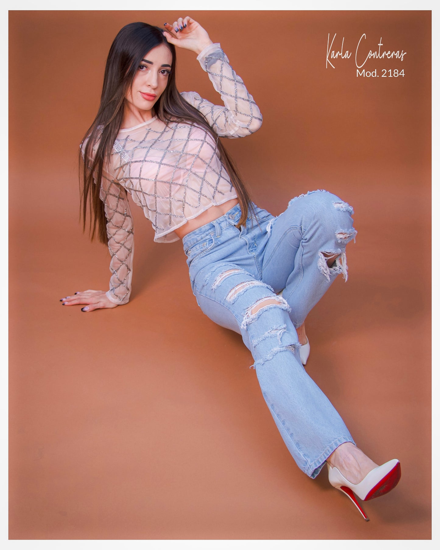 Jeans momfit, con roturas.