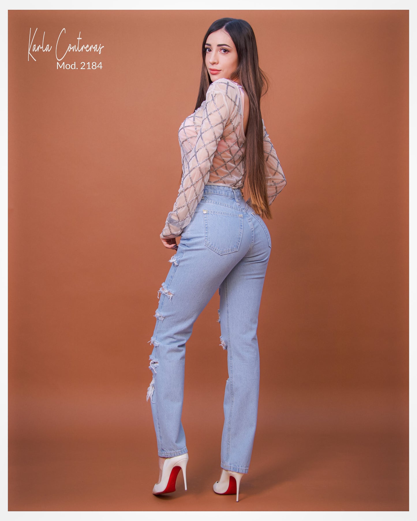 Jeans momfit, con roturas.