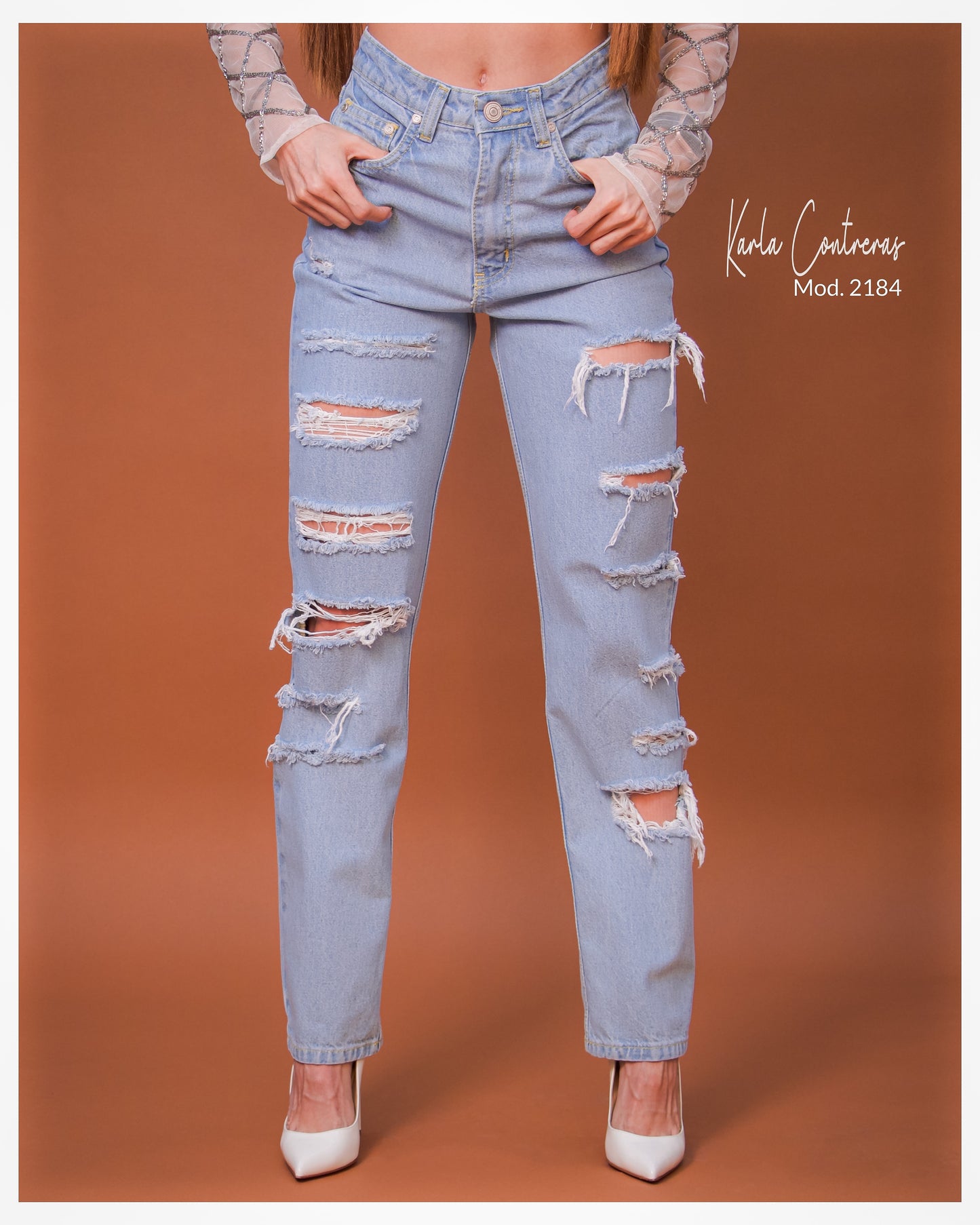 Jeans momfit, con roturas.