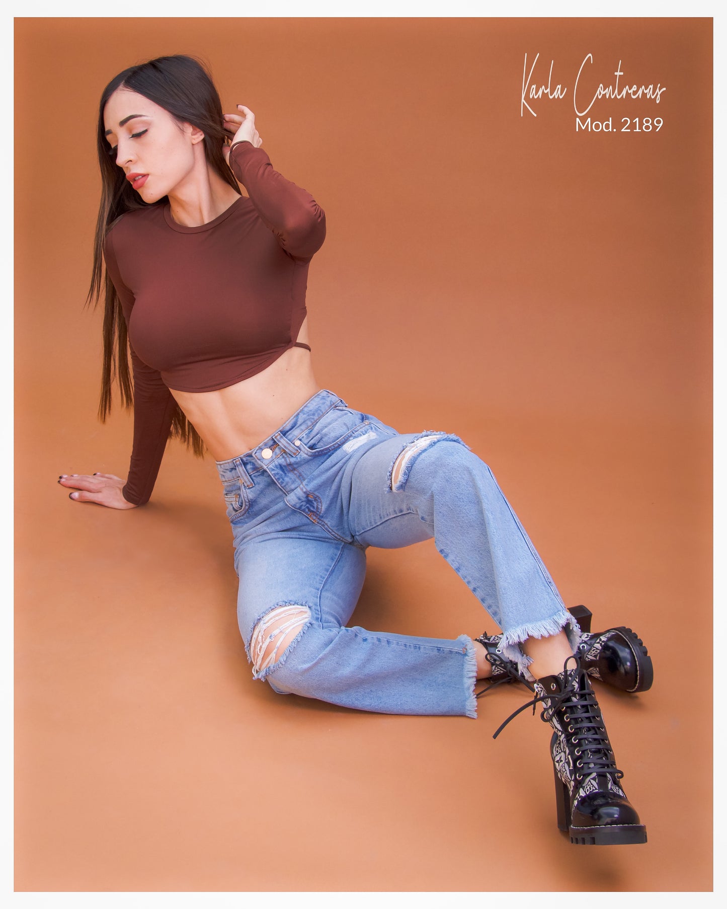 Jeans Momfit, sin bastilla y rotura en rodilla.