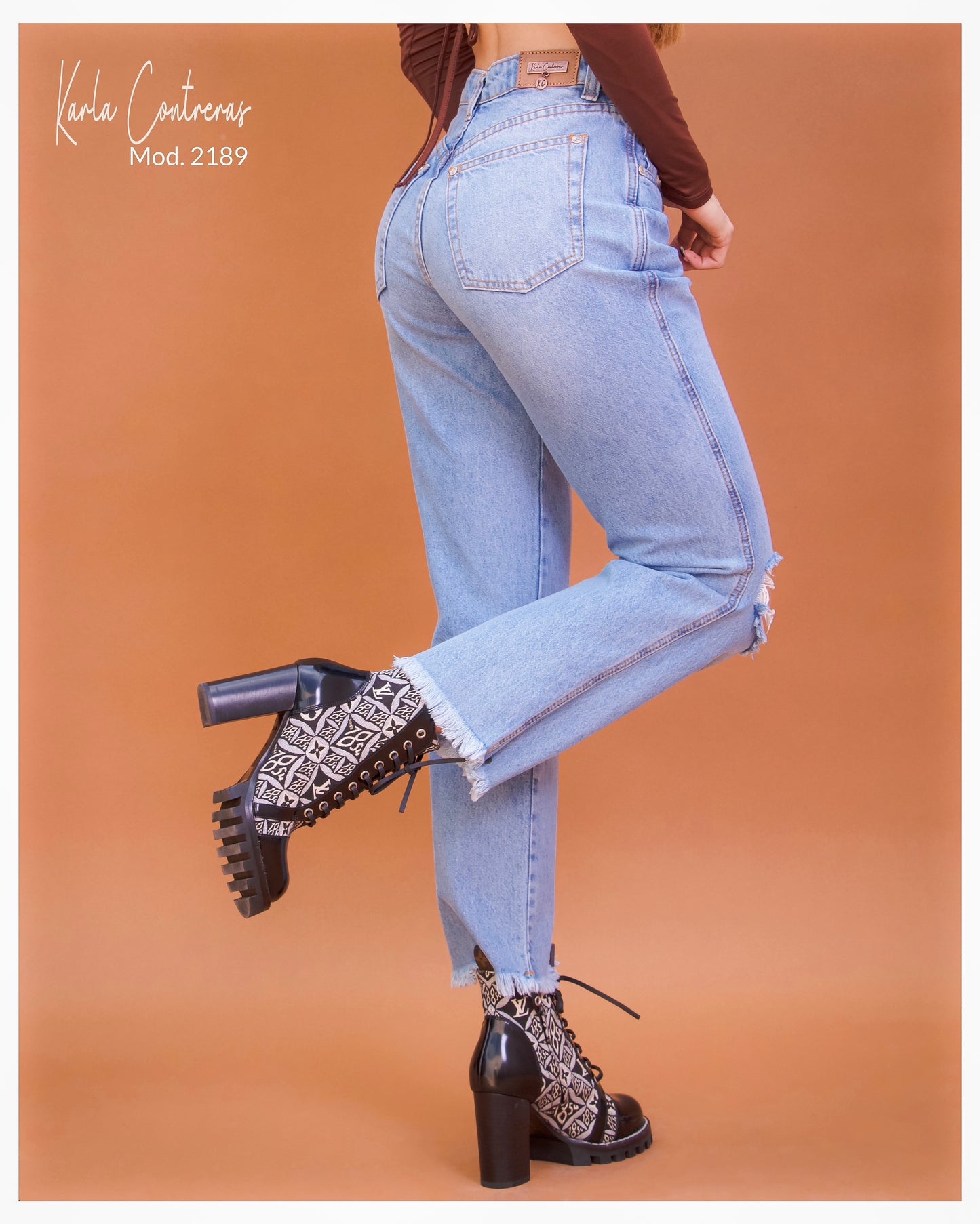 Jeans Momfit, sin bastilla y rotura en rodilla.