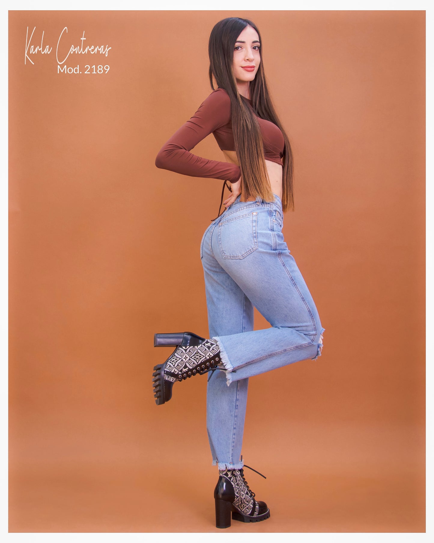 Jeans Momfit, sin bastilla y rotura en rodilla.