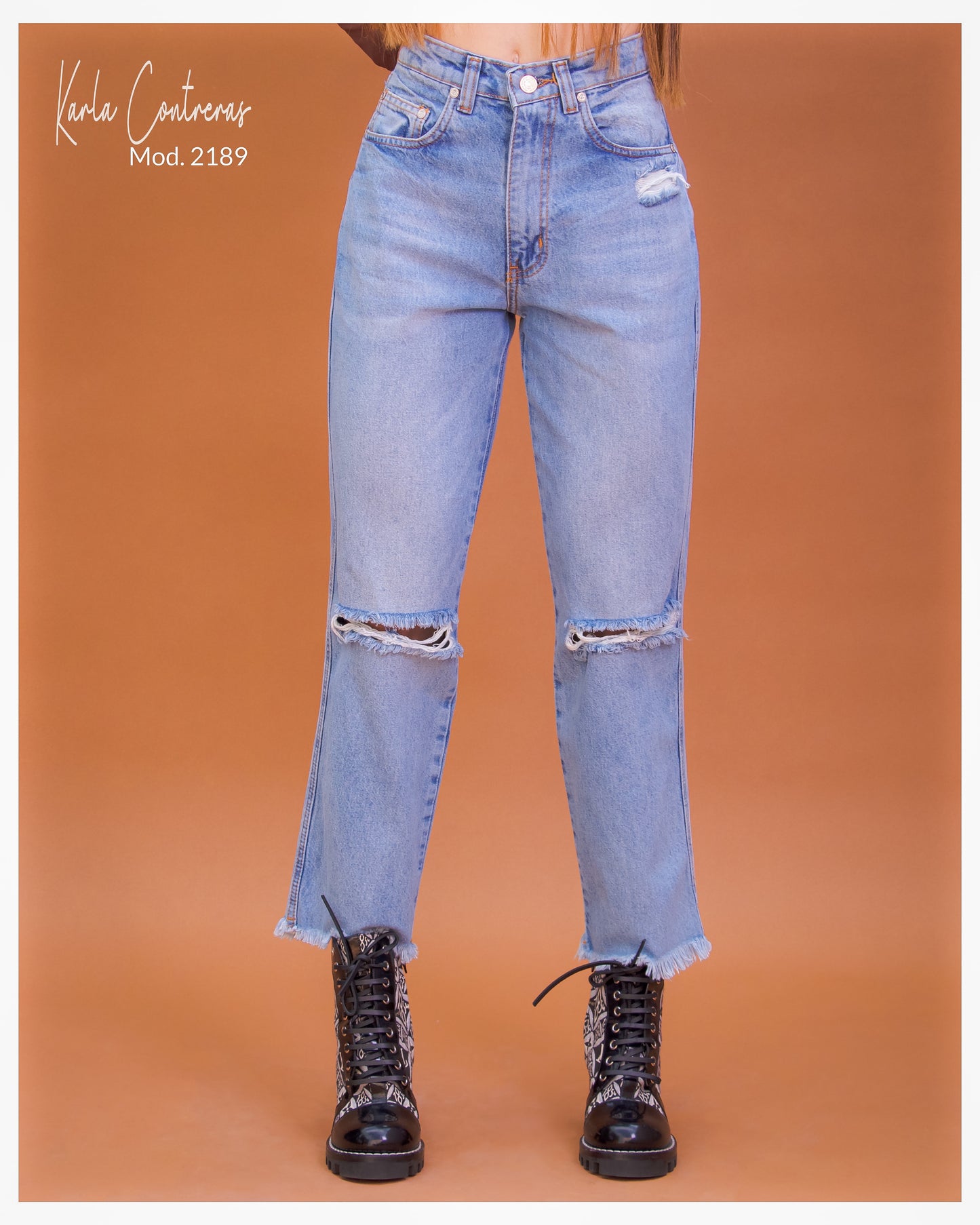 Jeans Momfit, sin bastilla y rotura en rodilla.