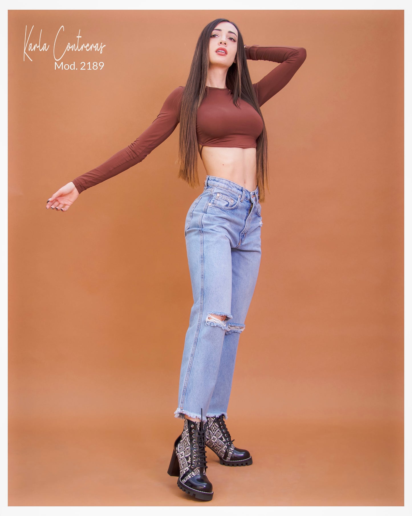Jeans Momfit, sin bastilla y rotura en rodilla.