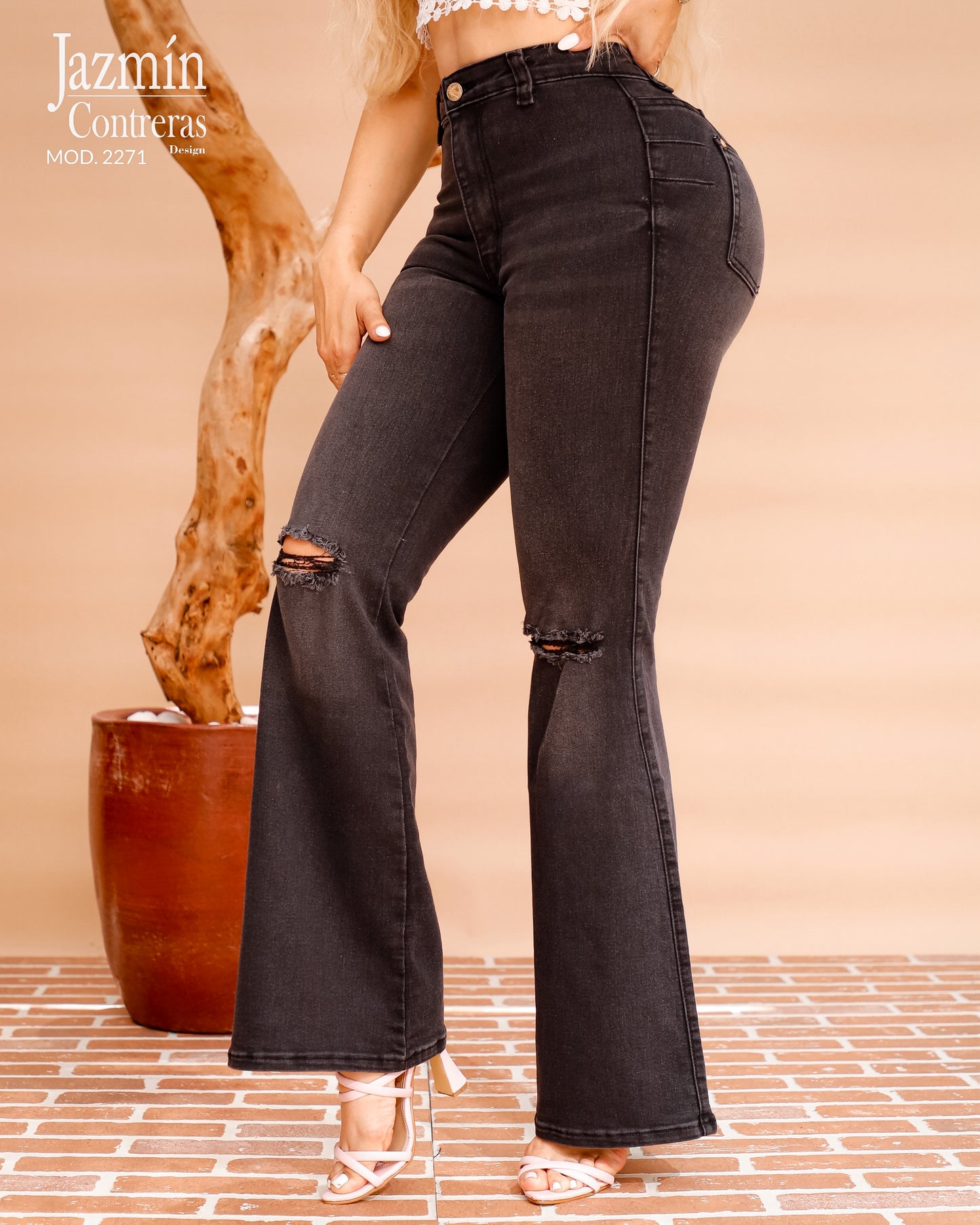Jeans Flare corte colombiano, 1 boton con bolsas traseras.