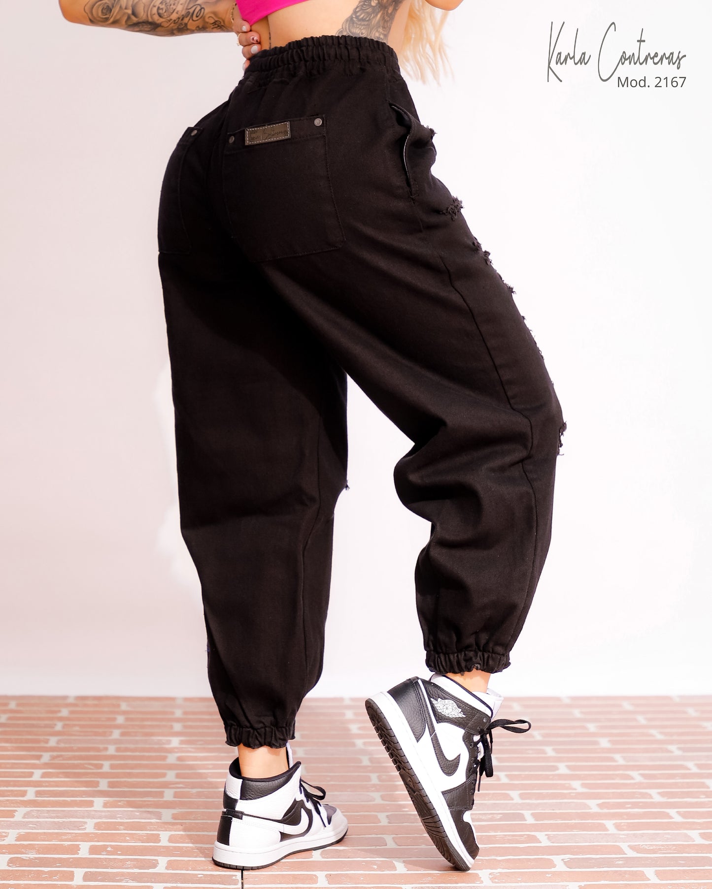 Jogger negro con roturas, oversize.