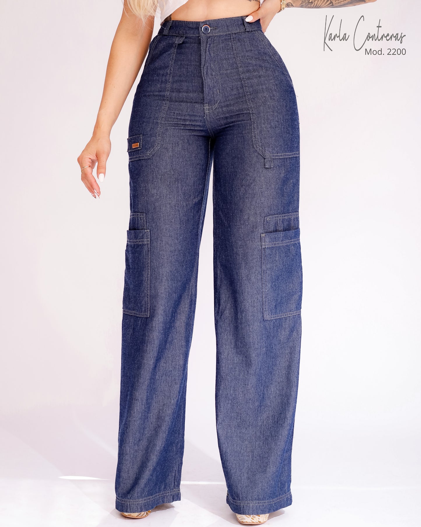 Jeans Wide Leg, con bolsas laterales.