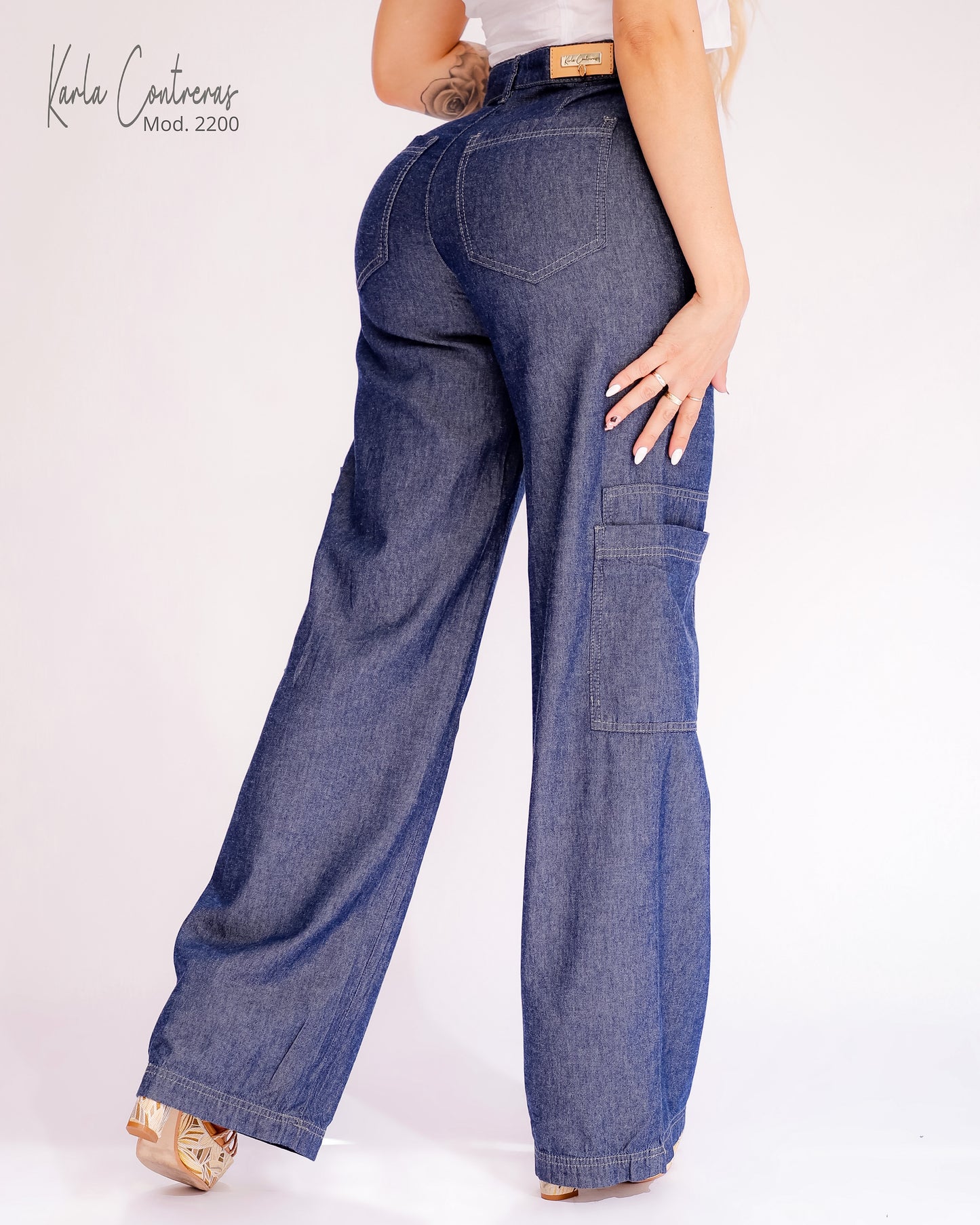 Jeans Wide Leg, con bolsas laterales.