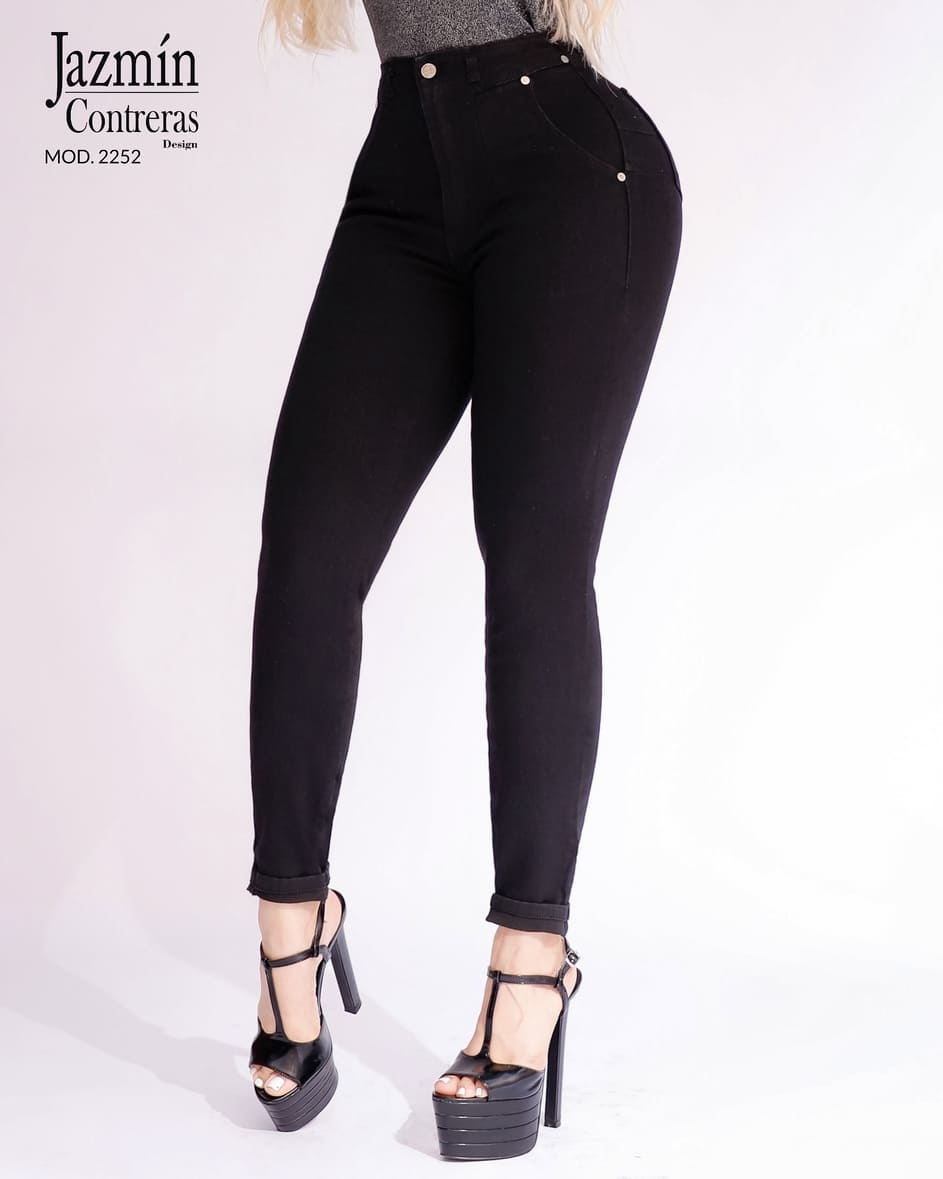 Jeans corte colombiano, con bolsas traseras