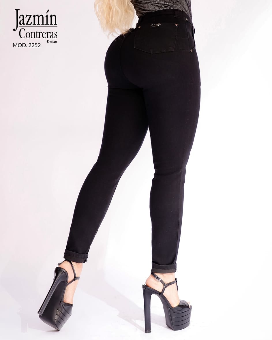 Jeans corte colombiano, con bolsas traseras