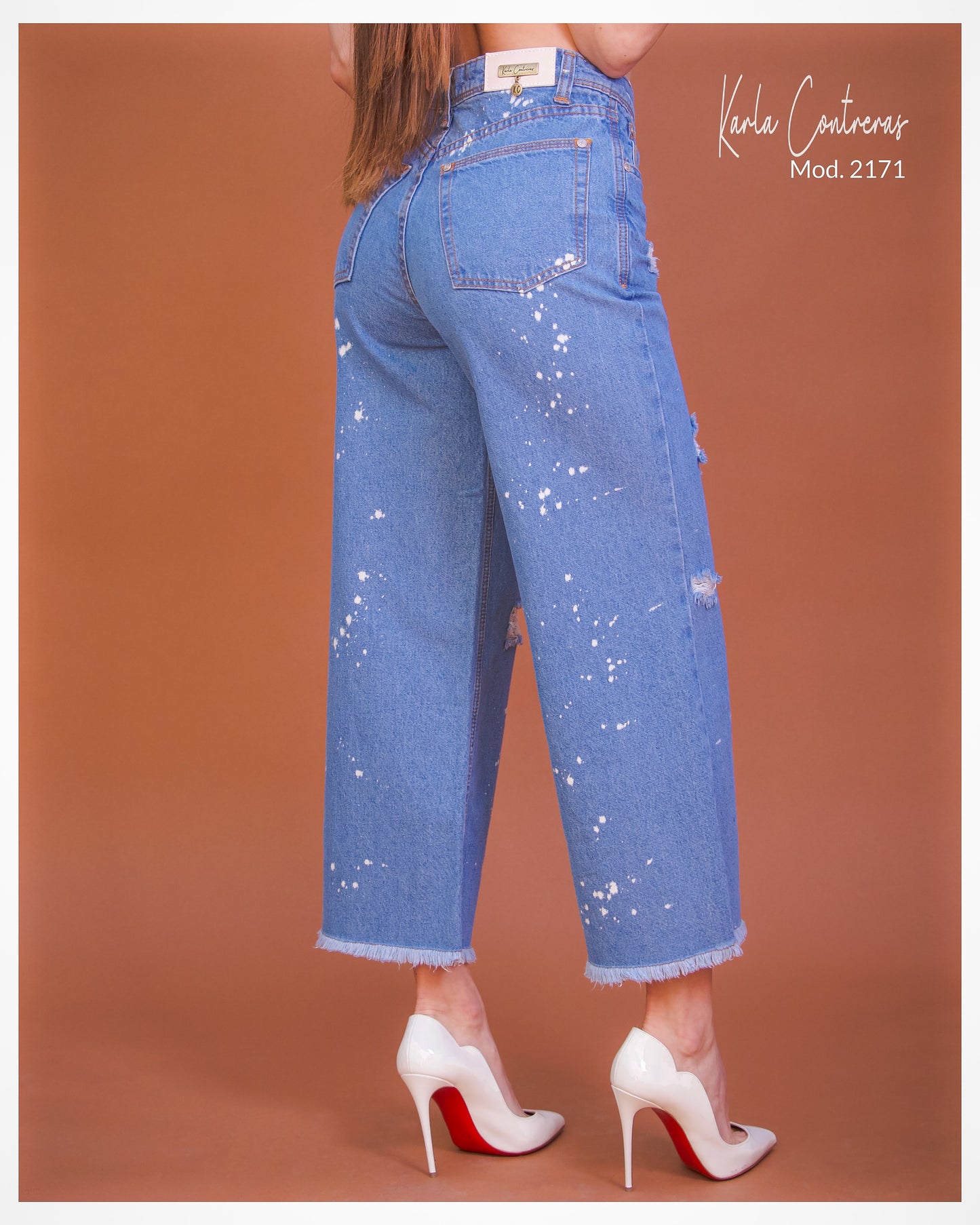 Jeans Culotte, desbastillado con pizcas blancas.
