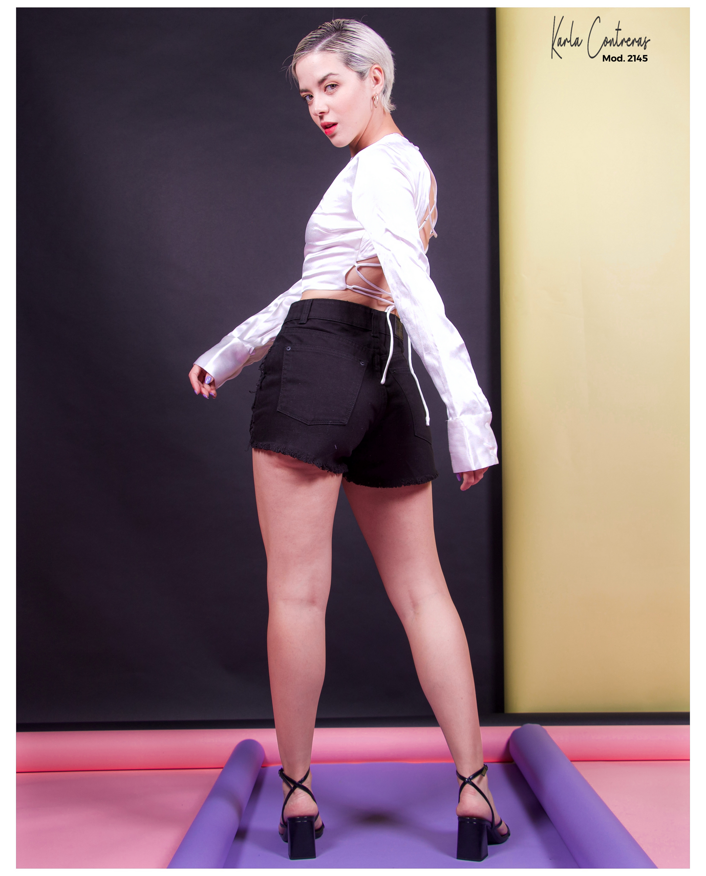 Short Momfit, color negro diseño rasgado.