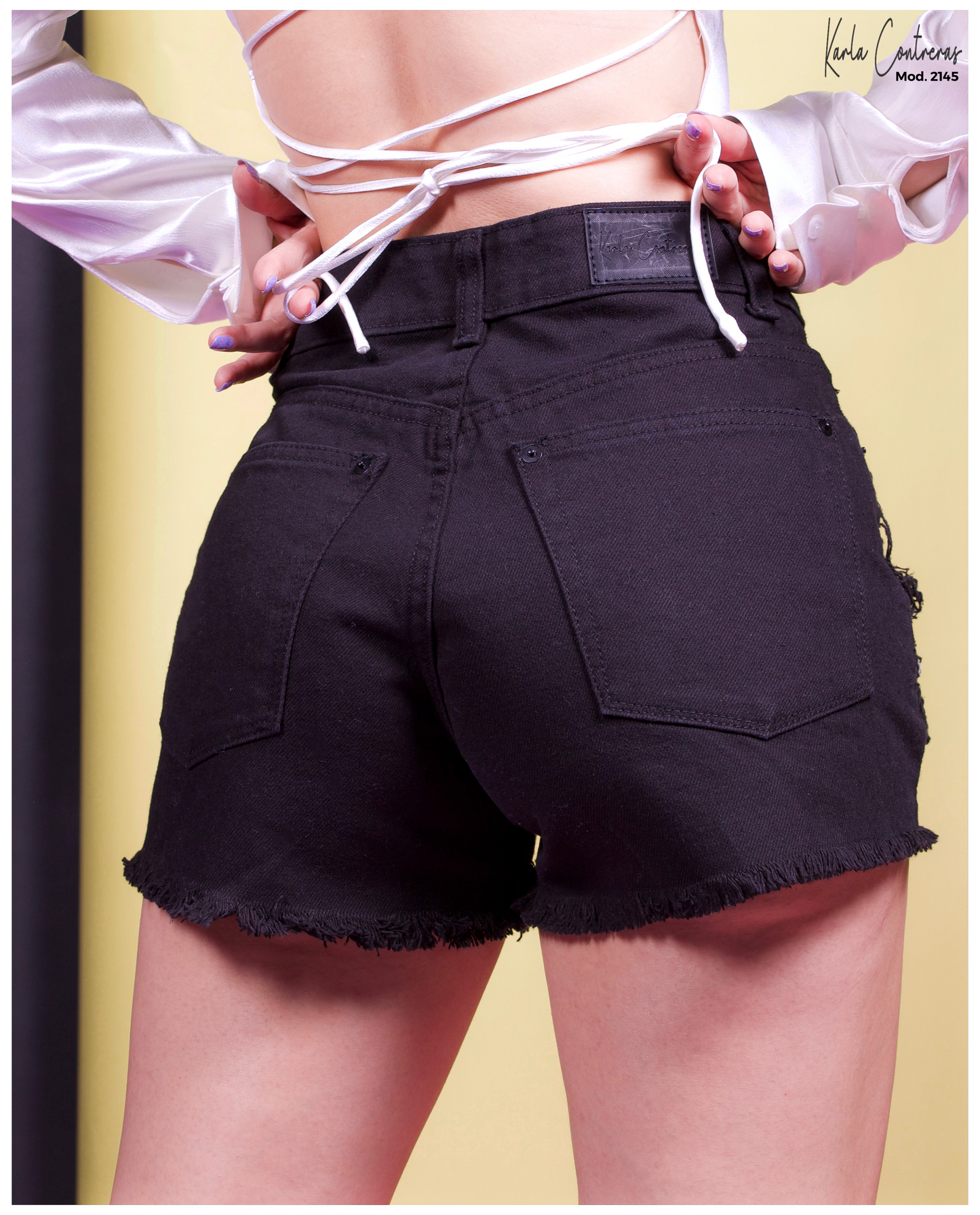 Short Momfit, color negro diseño rasgado.