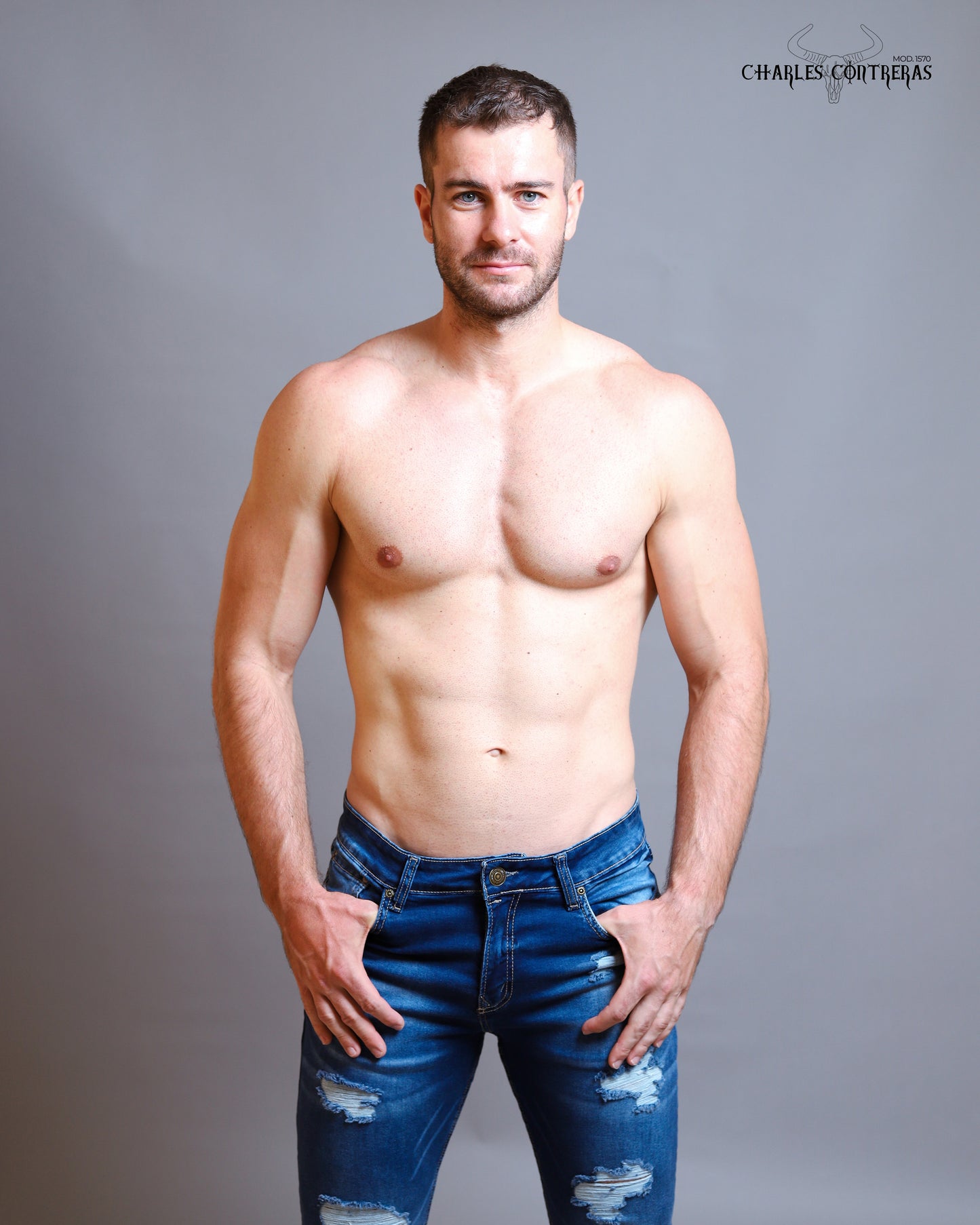 Jeans corte Slim, para caballero. Con roturas.