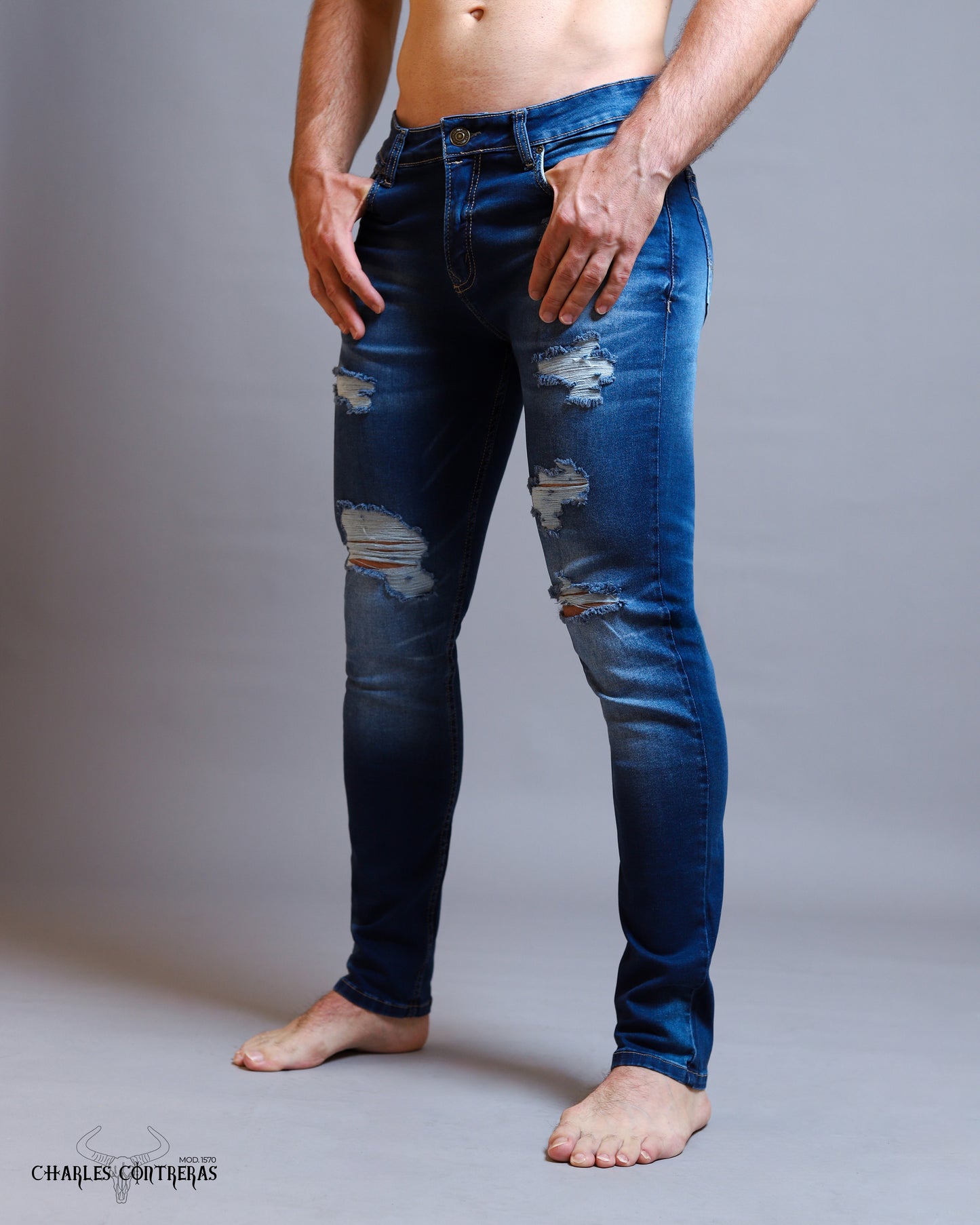 Jeans corte Slim, para caballero. Con roturas.