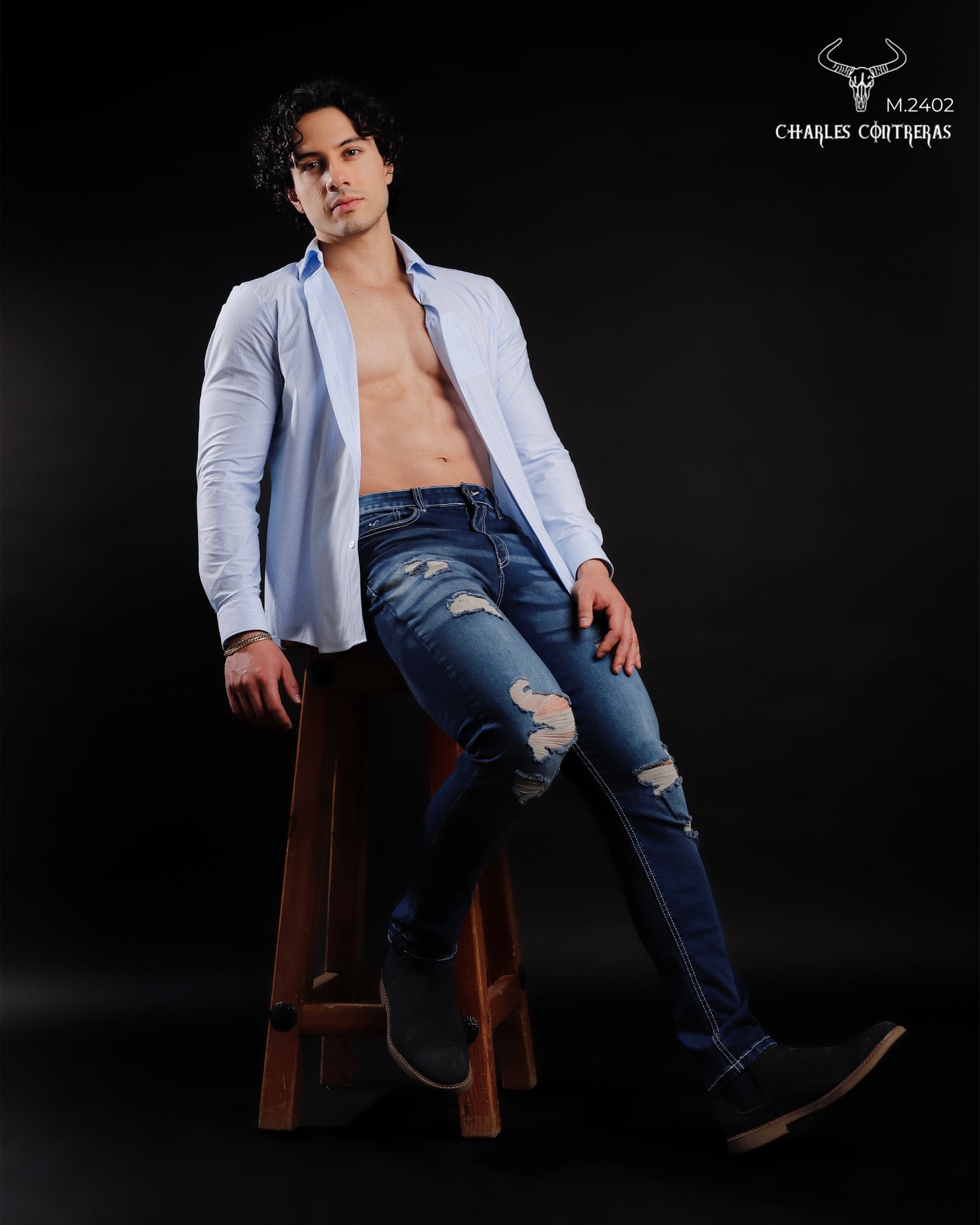 Jeans para caballero con roturas, corte slim.