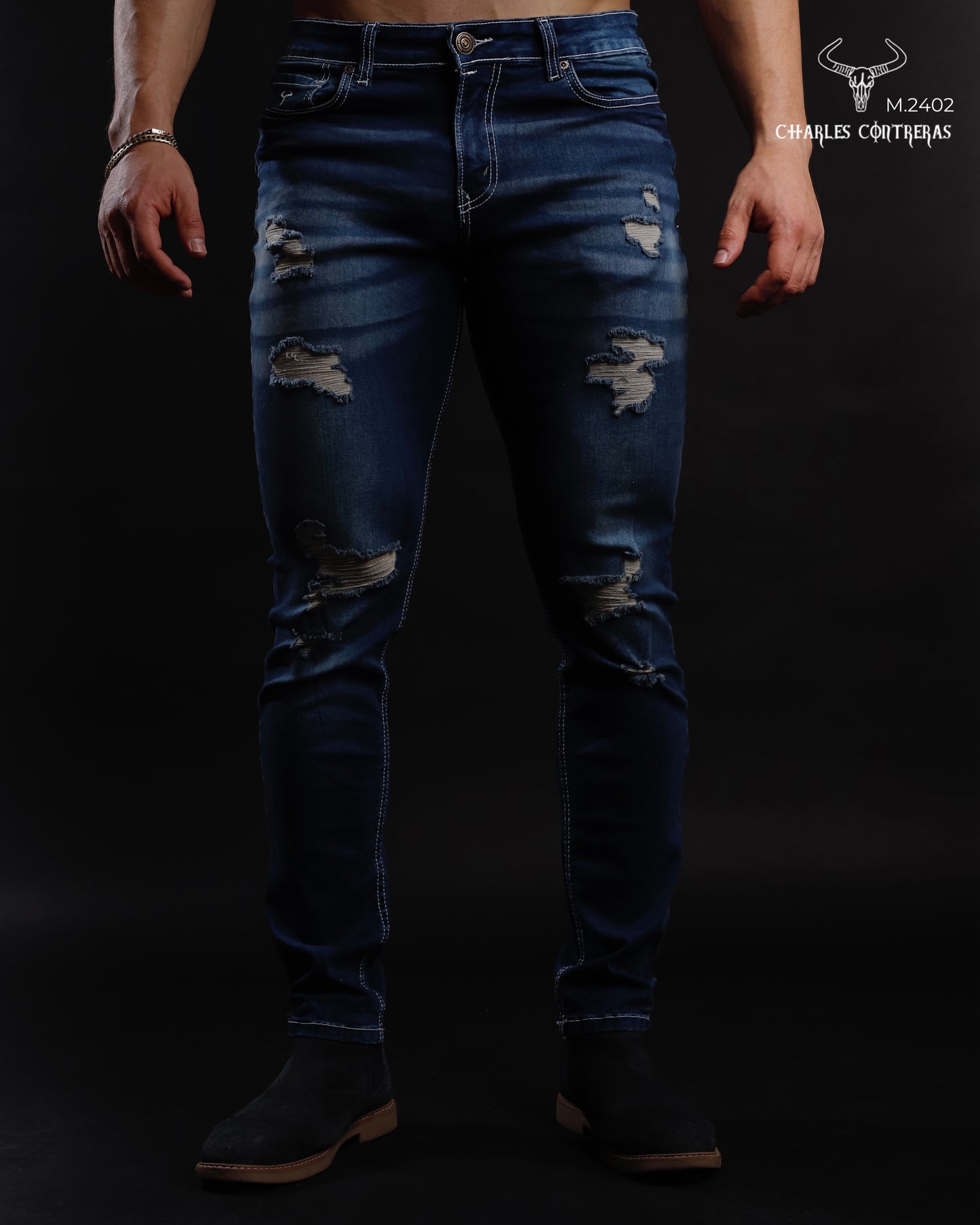 Jeans para caballero con roturas, corte slim.