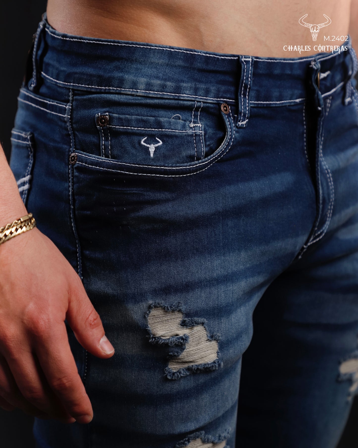 Jeans para caballero con roturas, corte slim.