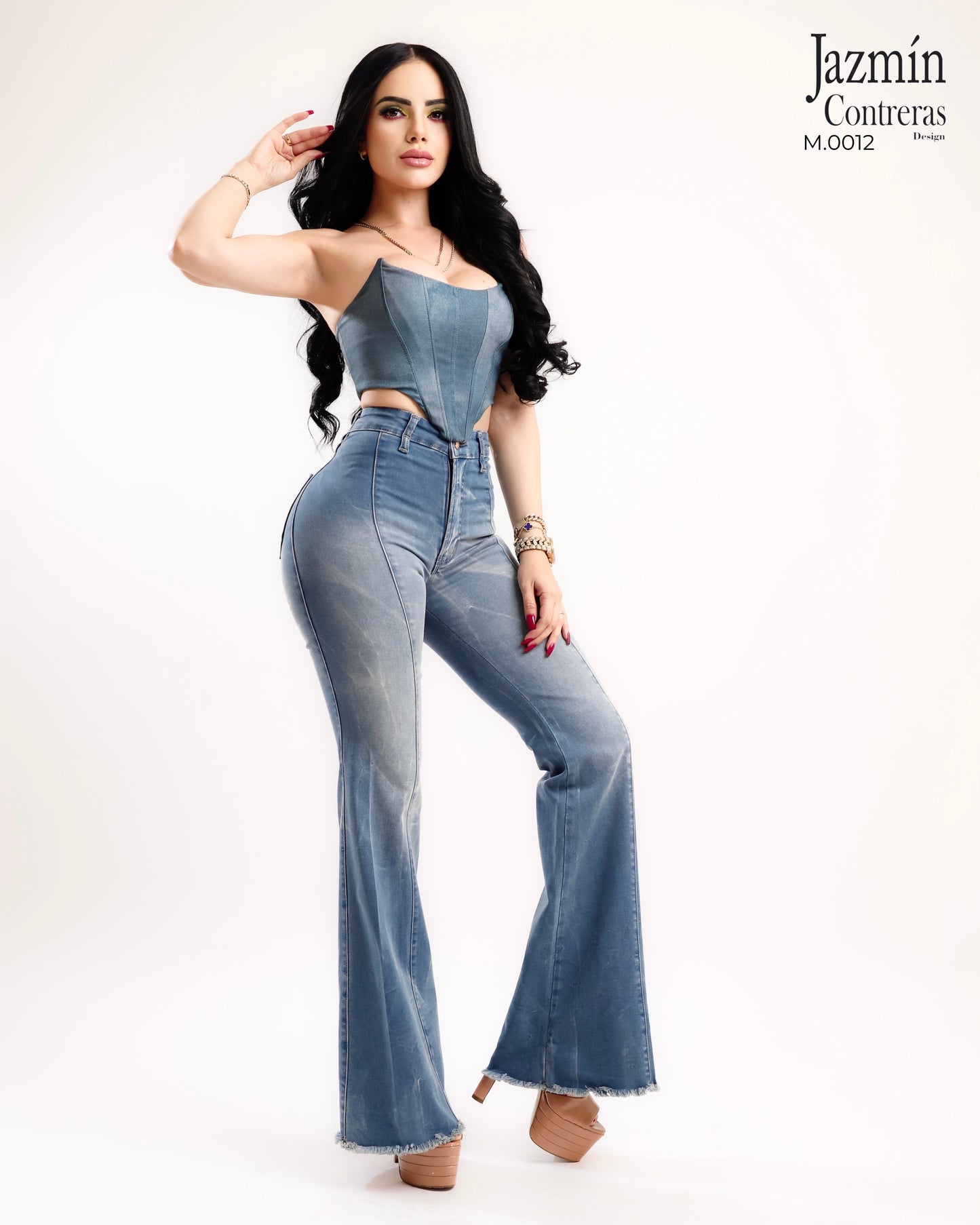 Jeans campana, 1 boton, bolsas traseras, corte colombiano.