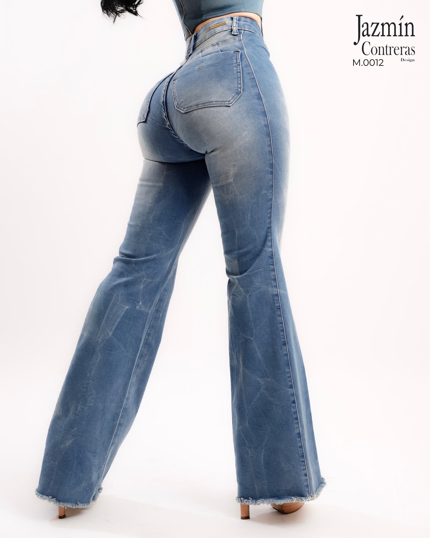 Jeans campana, 1 boton, bolsas traseras, corte colombiano.