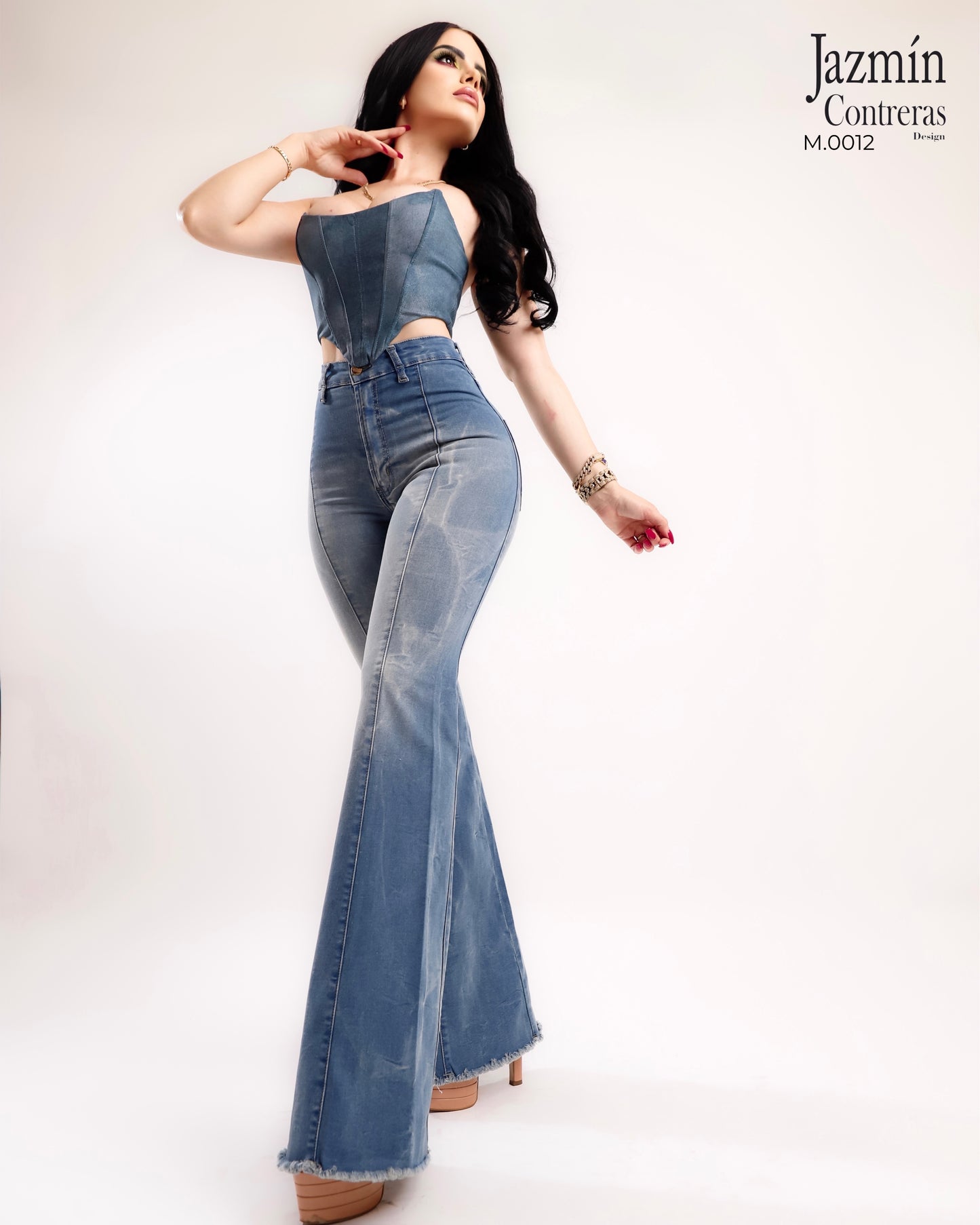 Jeans campana, 1 boton, bolsas traseras, corte colombiano.