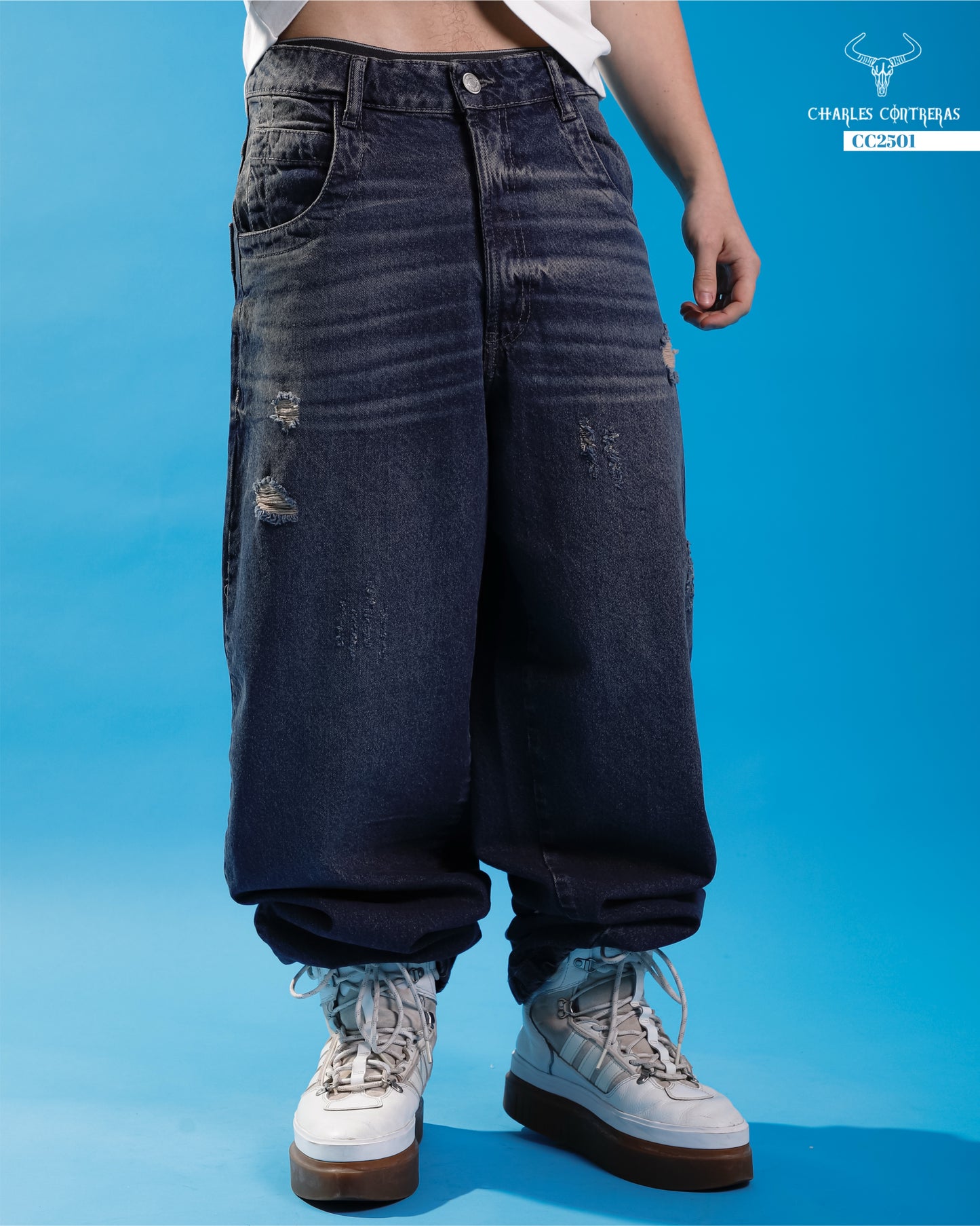 Jeans Oversize, azul con roturas.