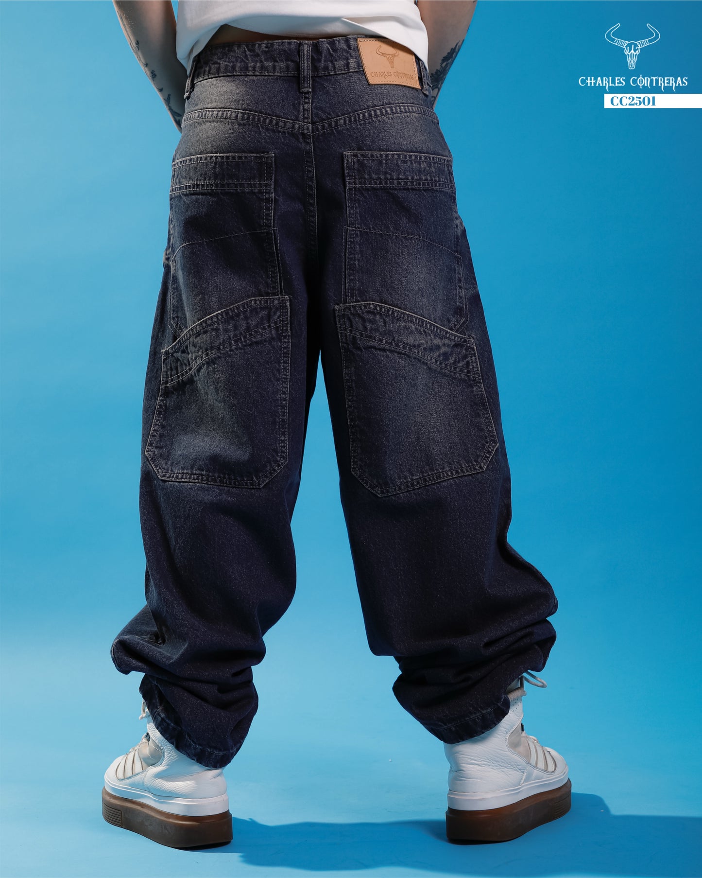 Jeans Oversize, azul con roturas.