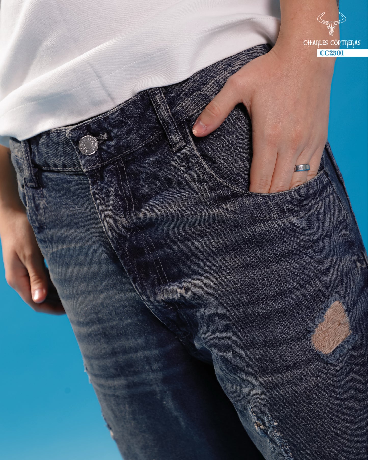 Jeans Oversize, azul con roturas.