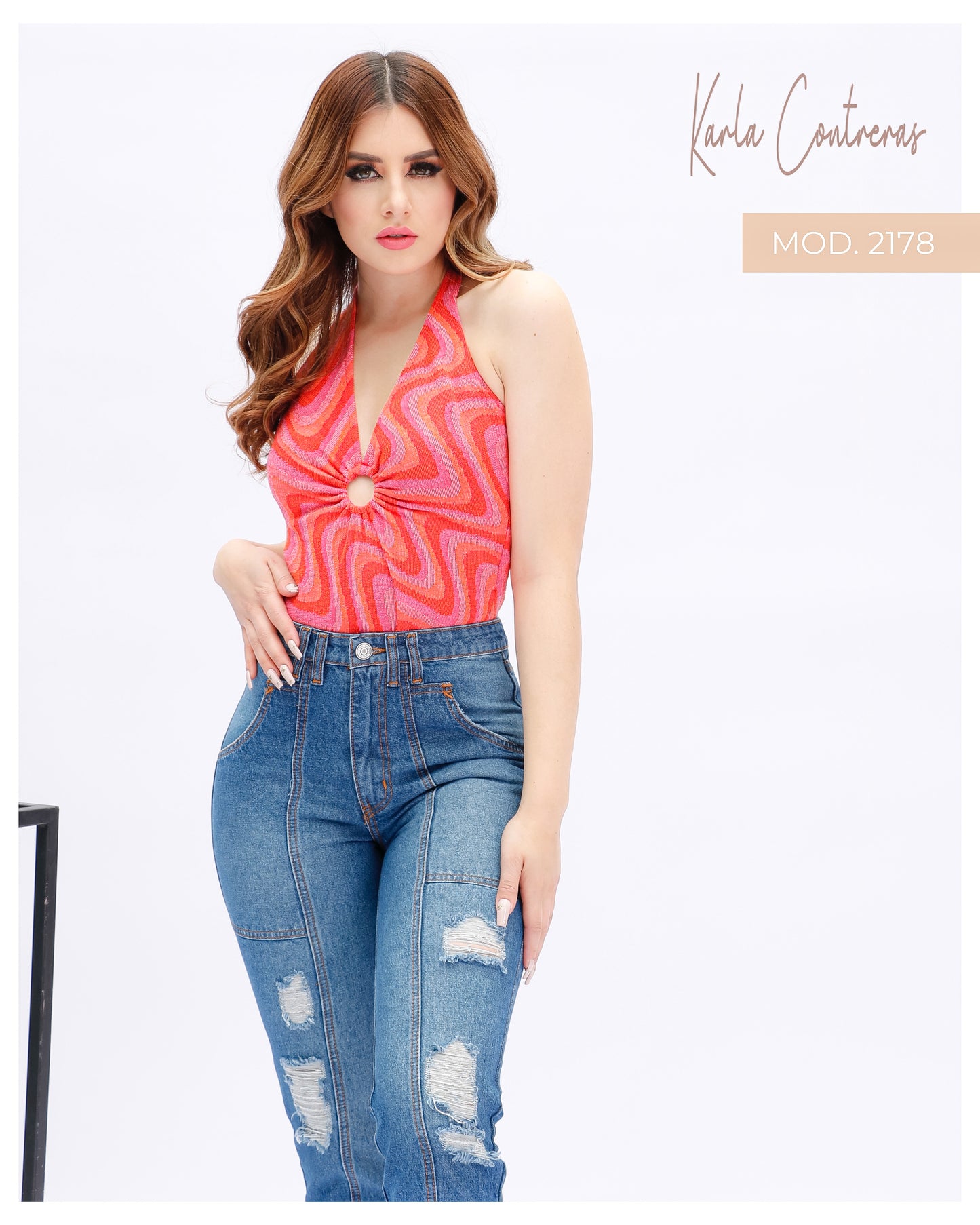 Jeans Momfit, con diseño en costuras delanteras.