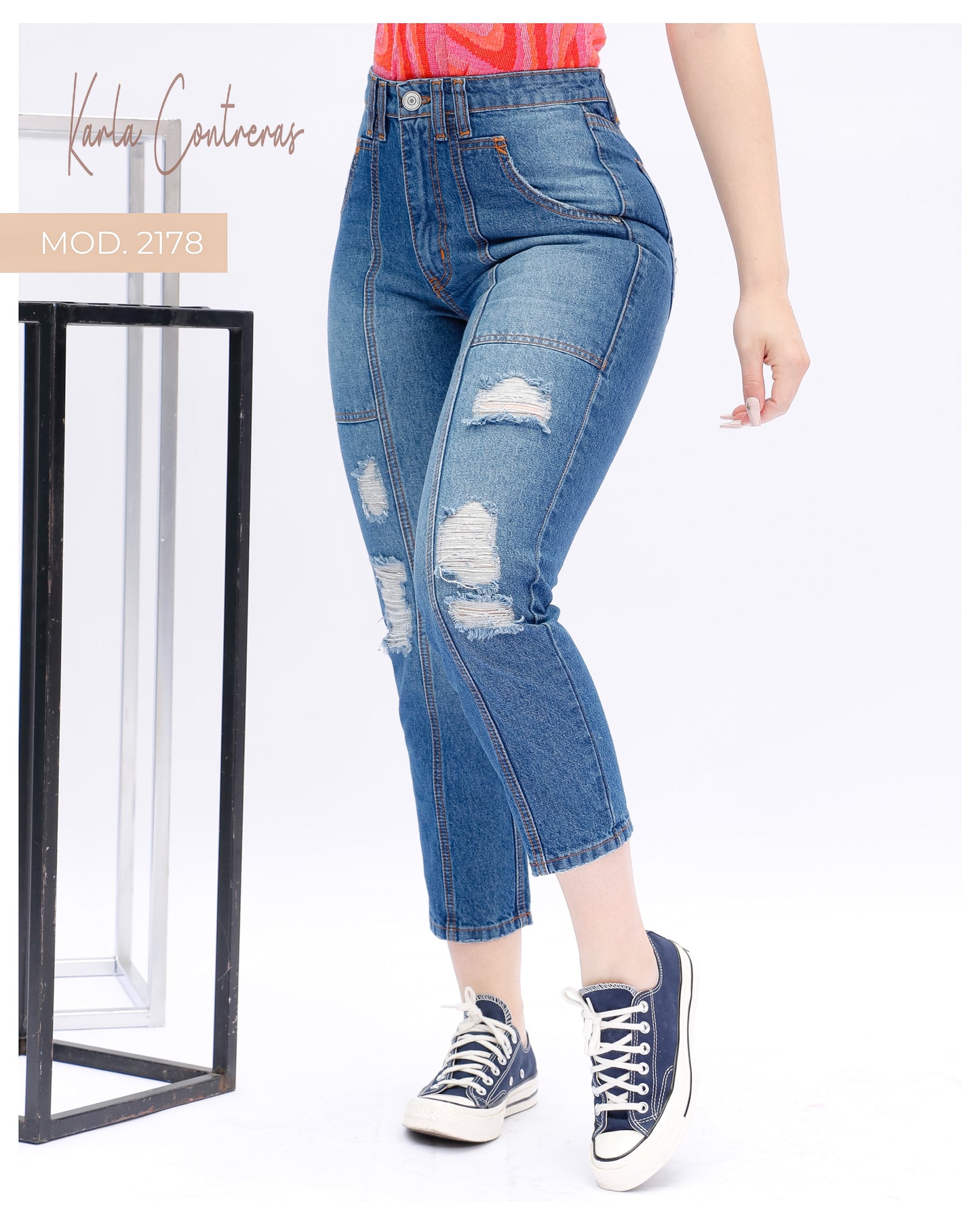 Jeans Momfit, con diseño en costuras delanteras.