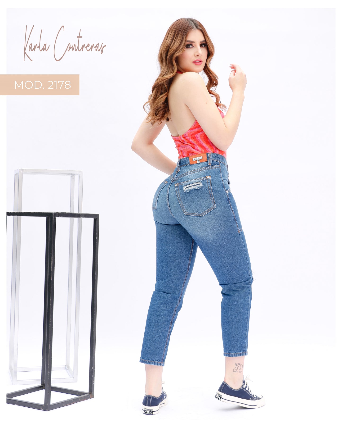Jeans Momfit, con diseño en costuras delanteras.