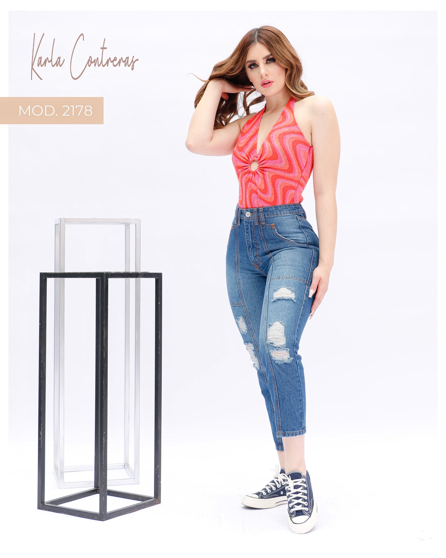 Jeans Momfit, con diseño en costuras delanteras.