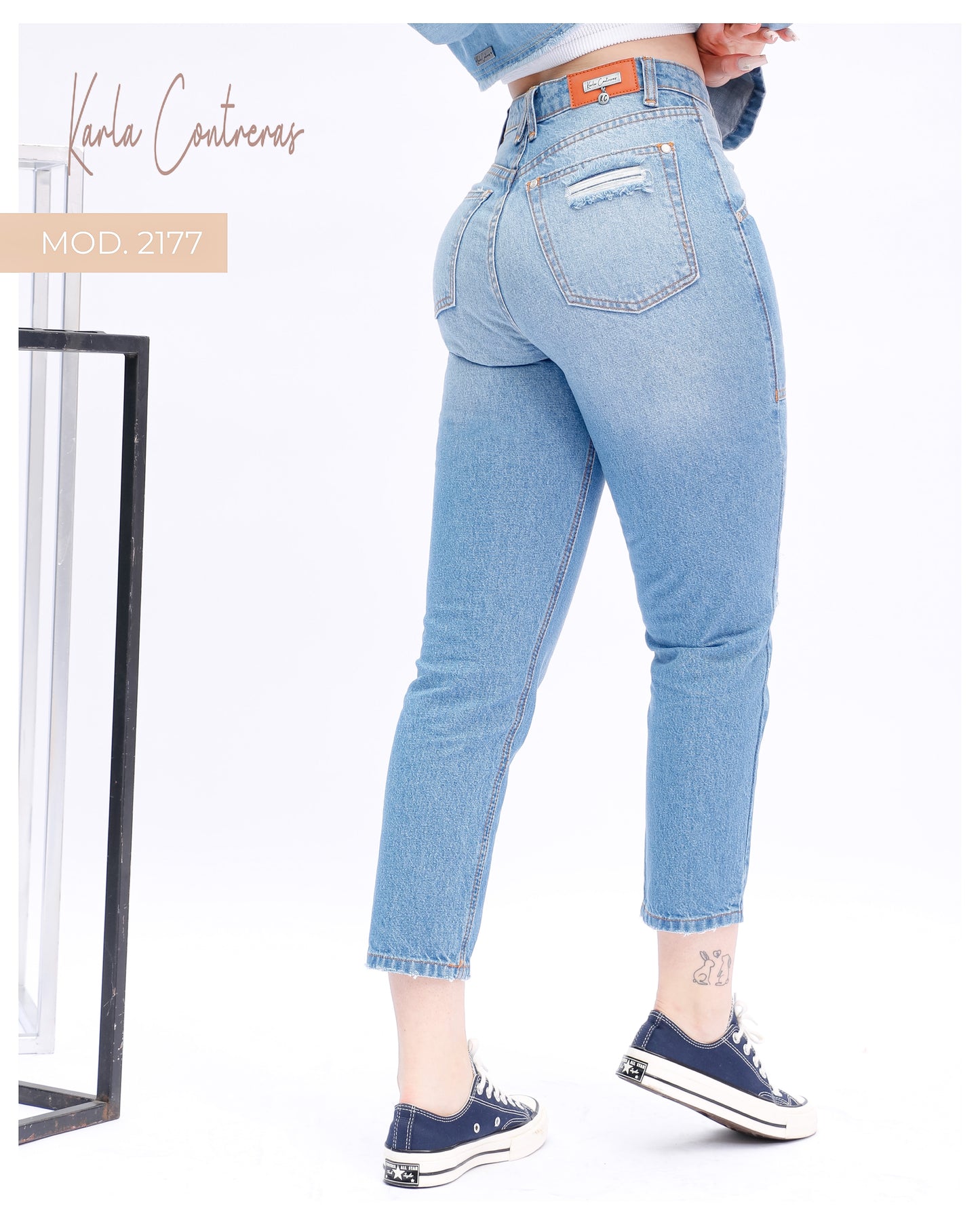 Jeans Momfit, con costuras delanteras.