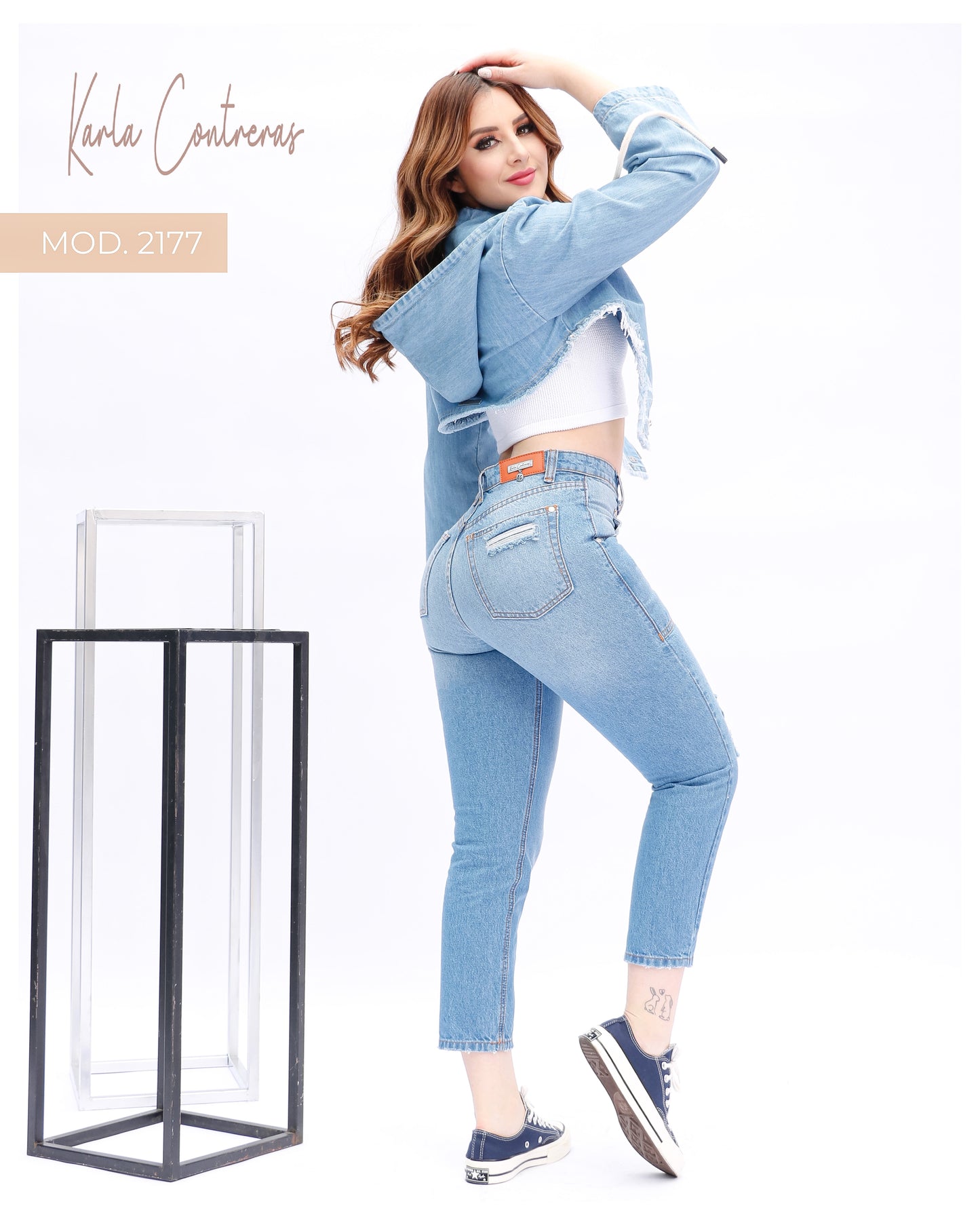 Jeans Momfit, con costuras delanteras.