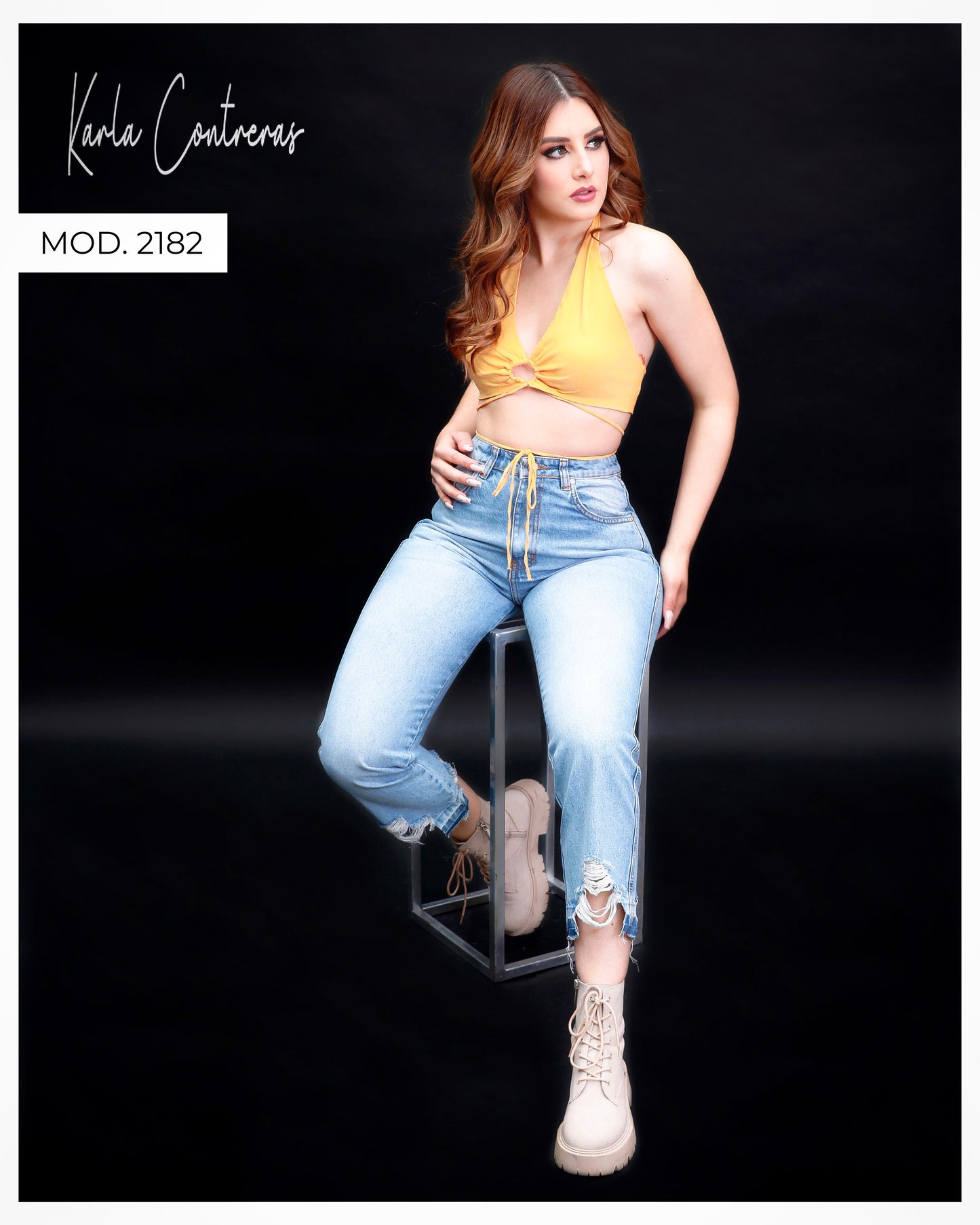 Jeans Momfit, con desgarre en bastilla.