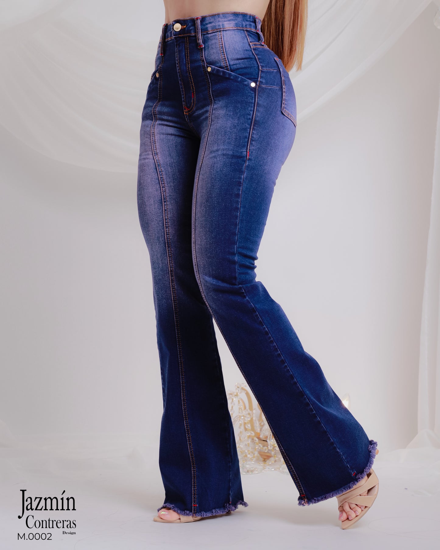Jeans corte colombiano, flare con bolsas traseras.