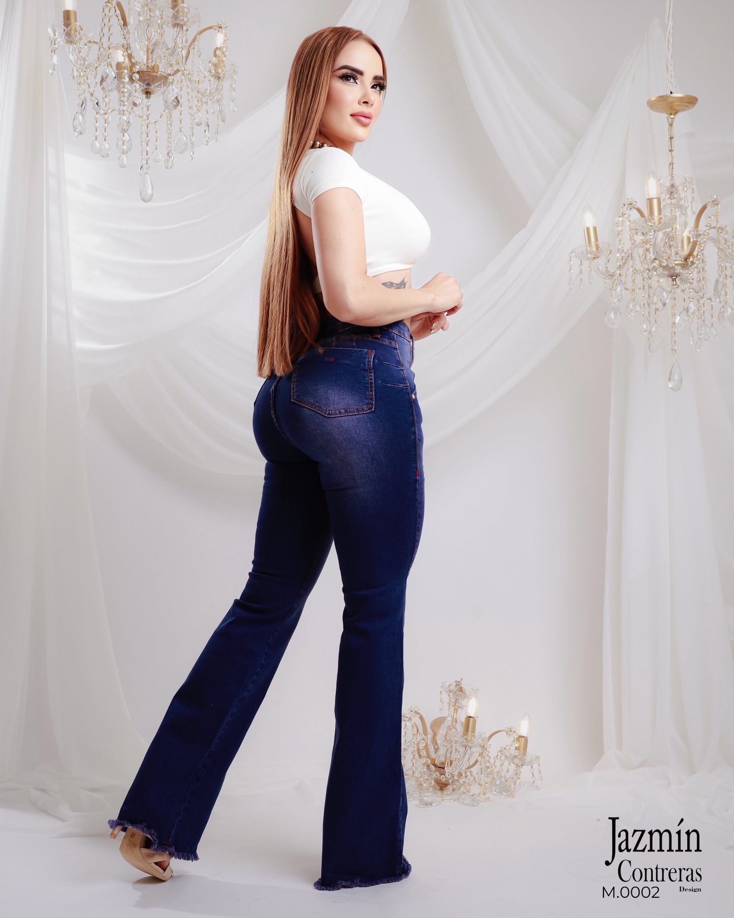 Jeans corte colombiano, flare con bolsas traseras.