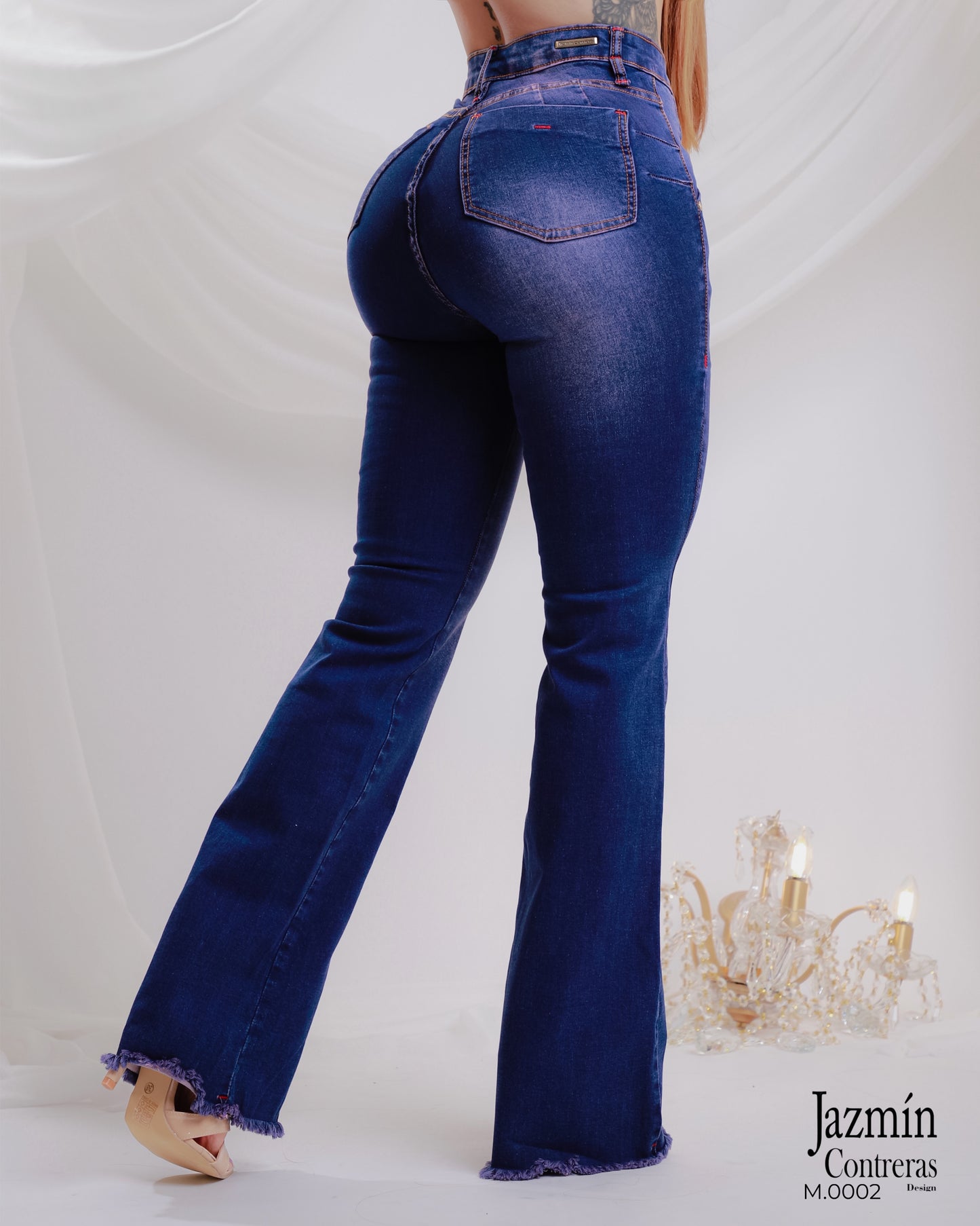 Jeans corte colombiano, flare con bolsas traseras.