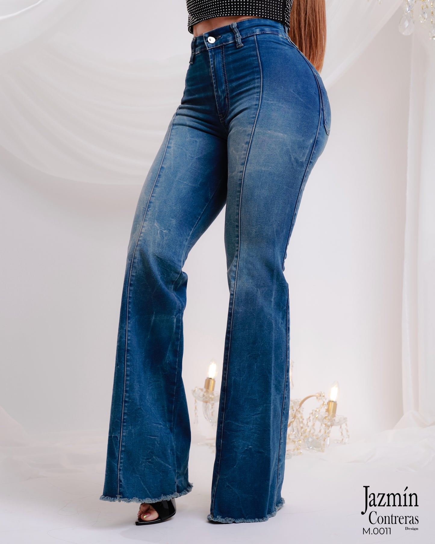 Jeans campana, con bolsas traseras, corte colombiano.