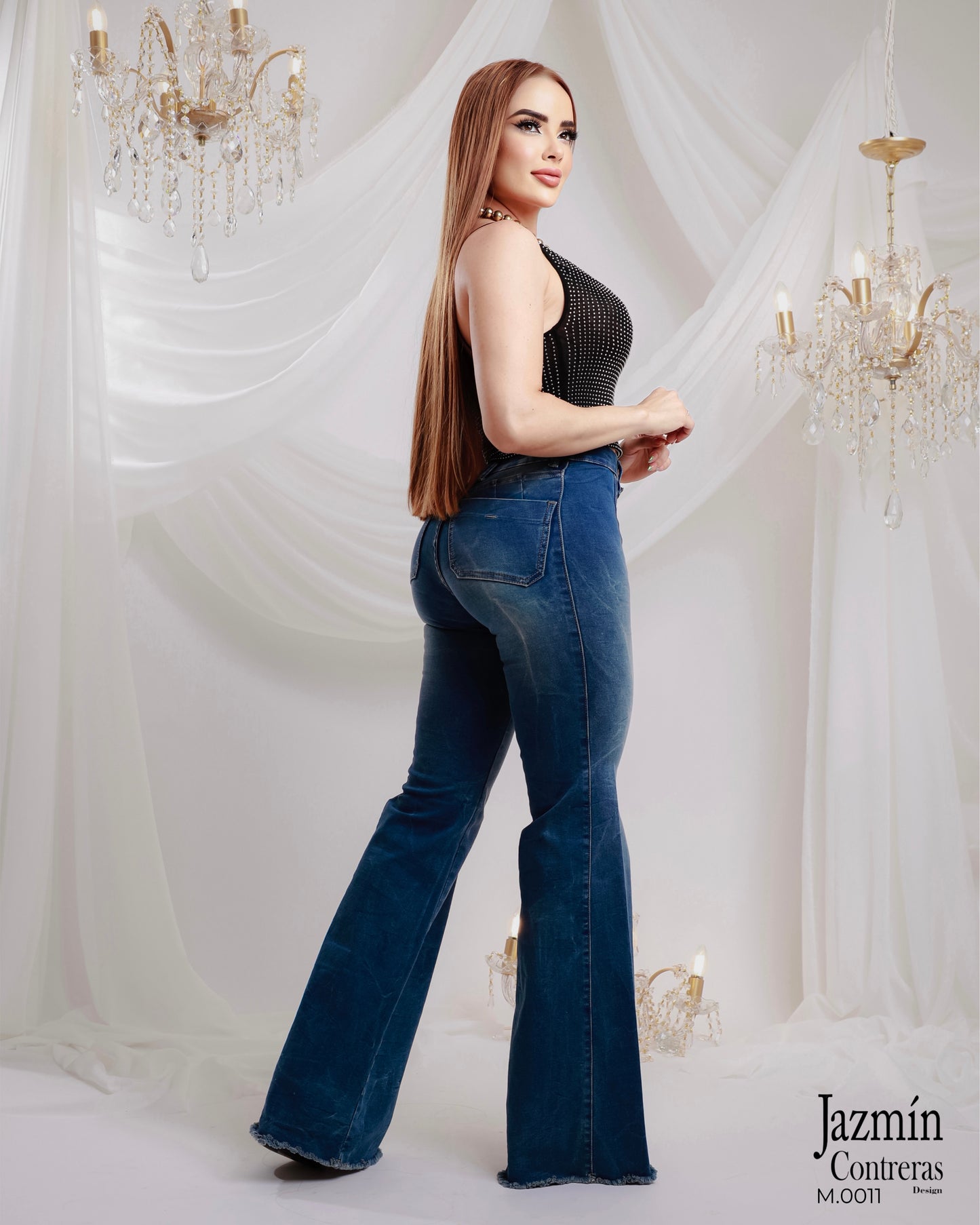 Jeans campana, con bolsas traseras, corte colombiano.