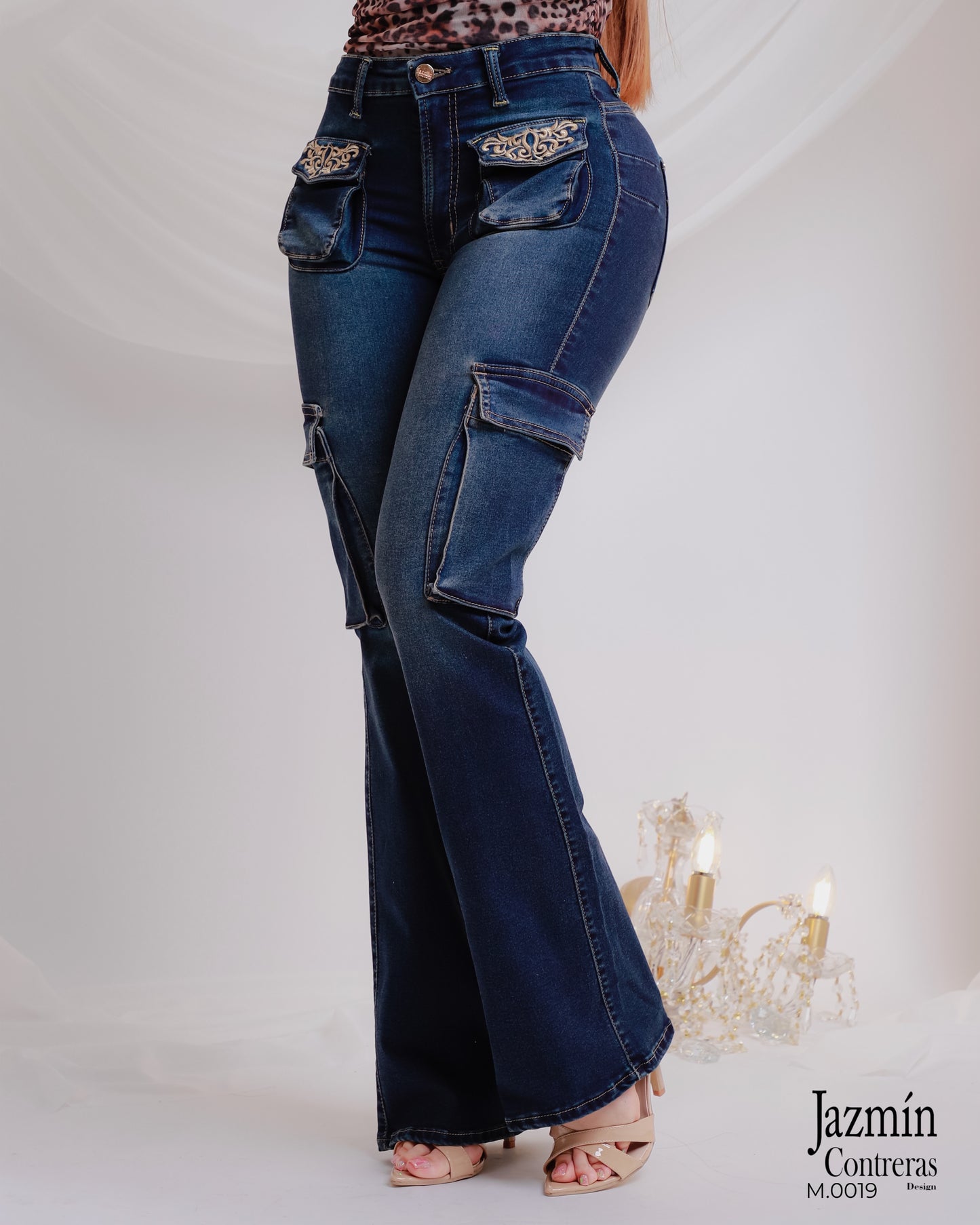 Jeans cargo, bordado, 1 boton, corte colombiano.
