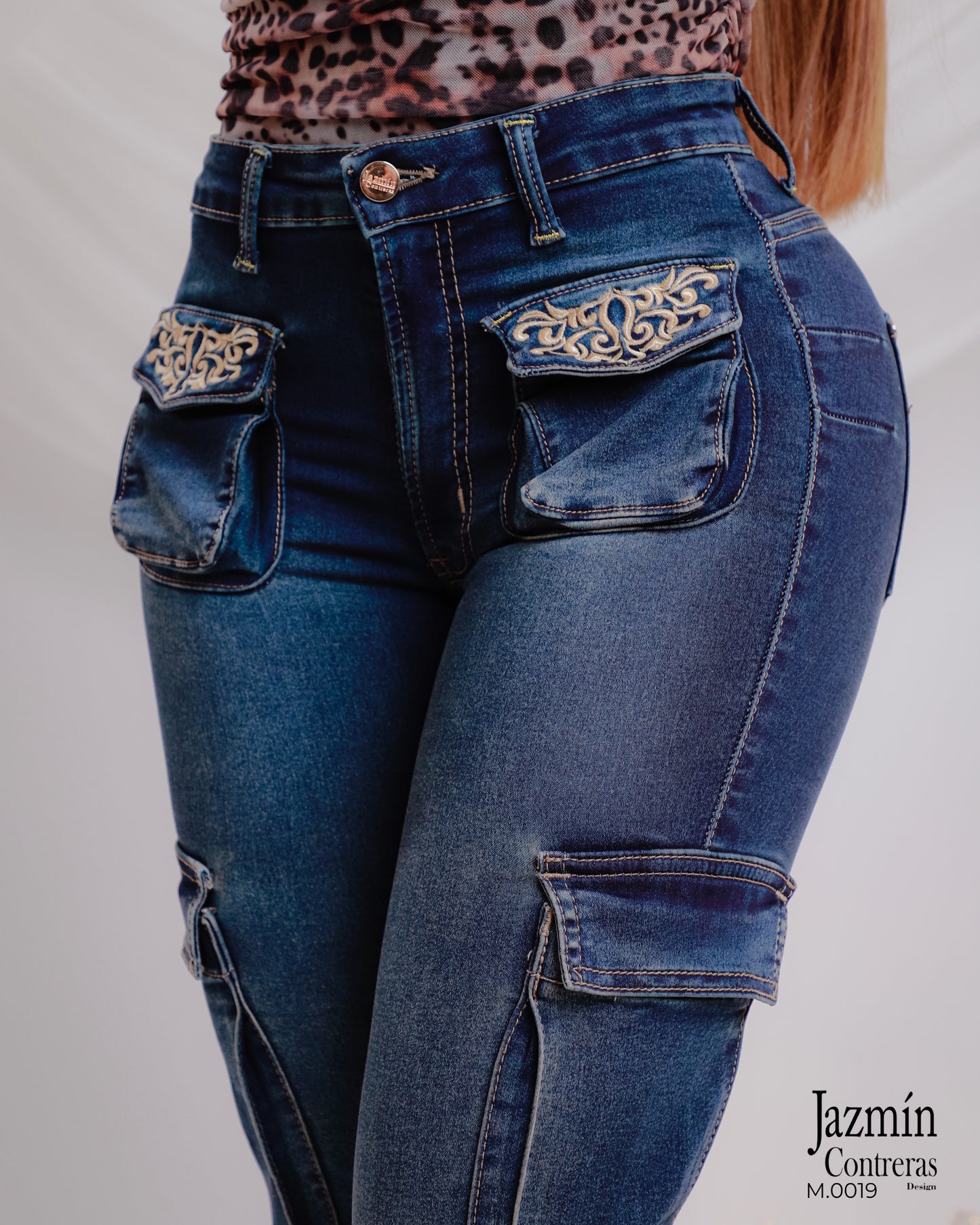 Jeans cargo, bordado, 1 boton, corte colombiano.