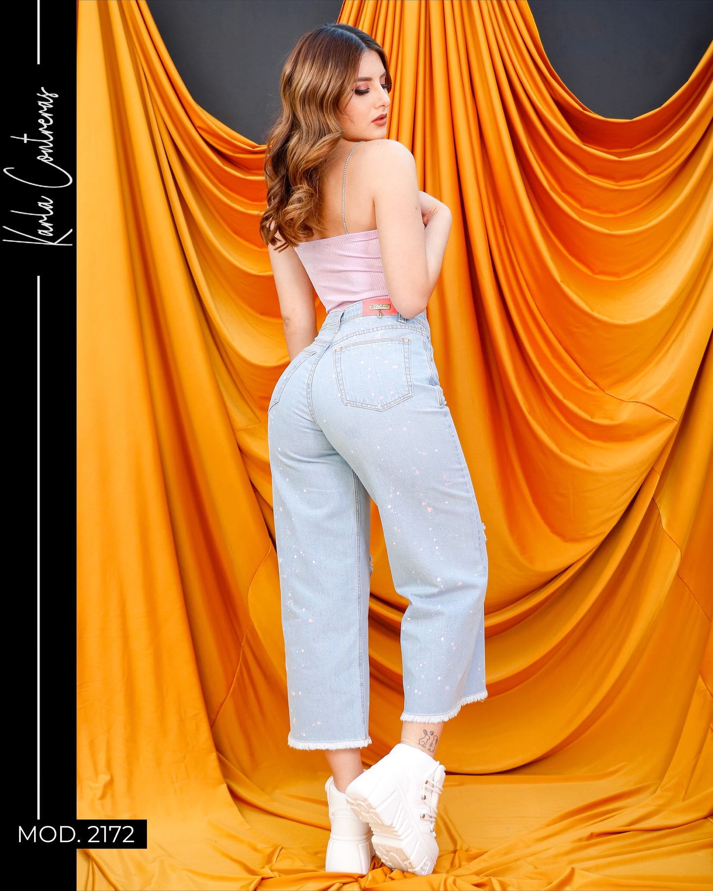 Jeans Culotte, con pizcas en rosa y blanco.