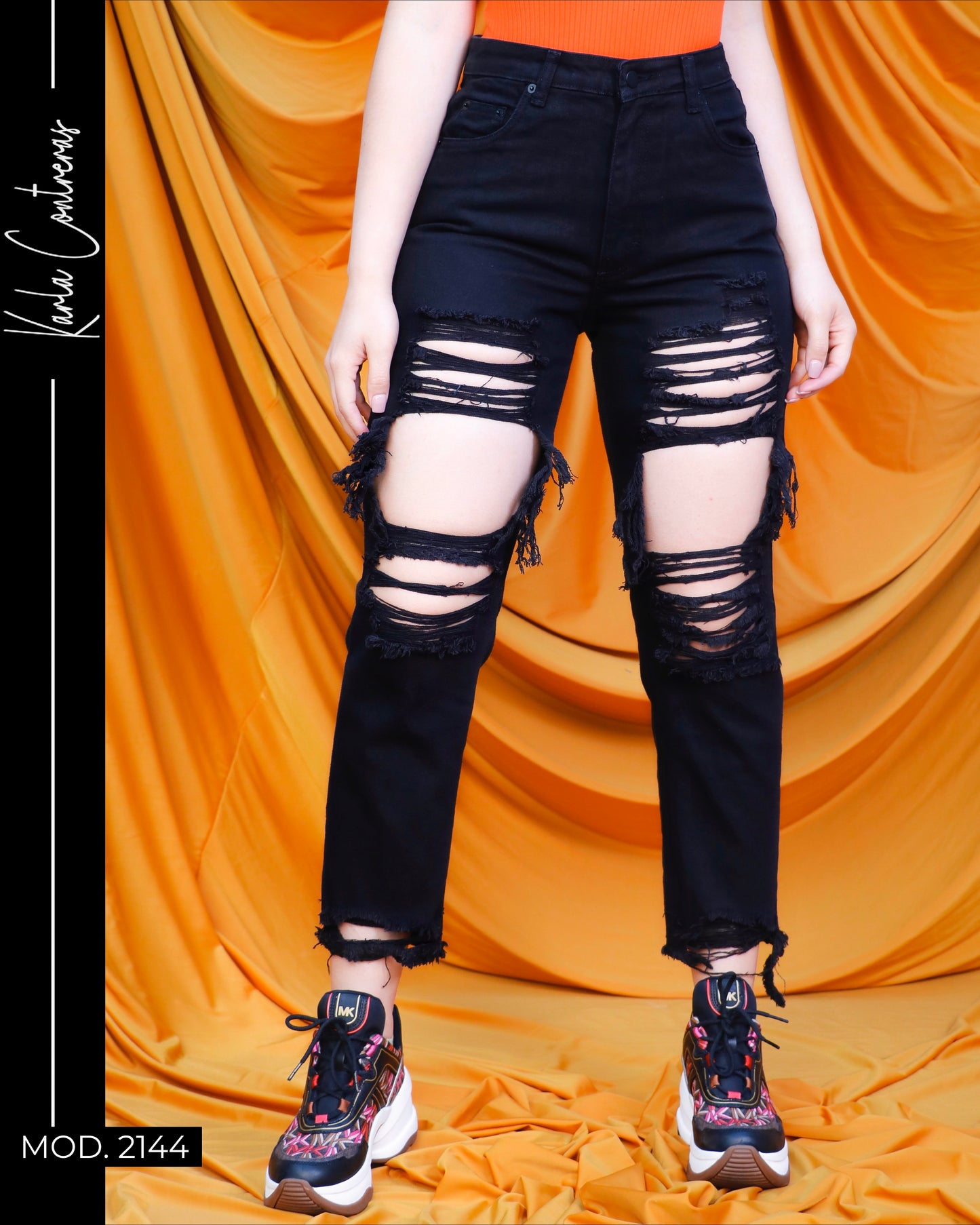 Jeans momfit, rasgado, color negro.