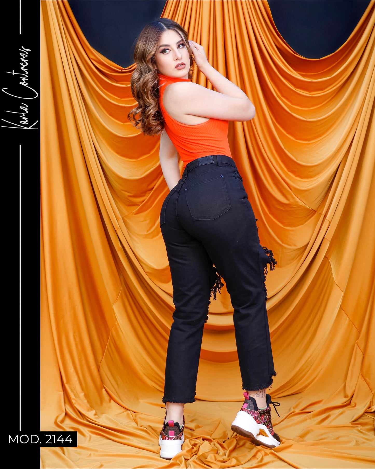 Jeans momfit, rasgado, color negro.