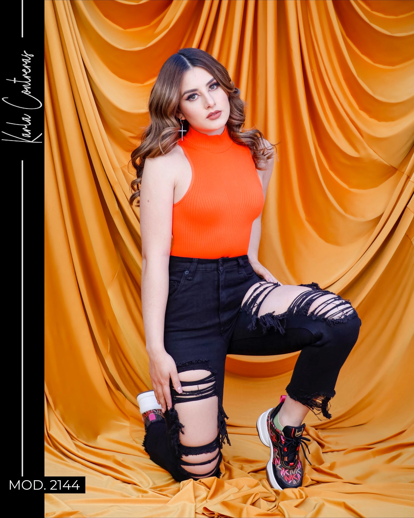 Jeans momfit, rasgado, color negro.
